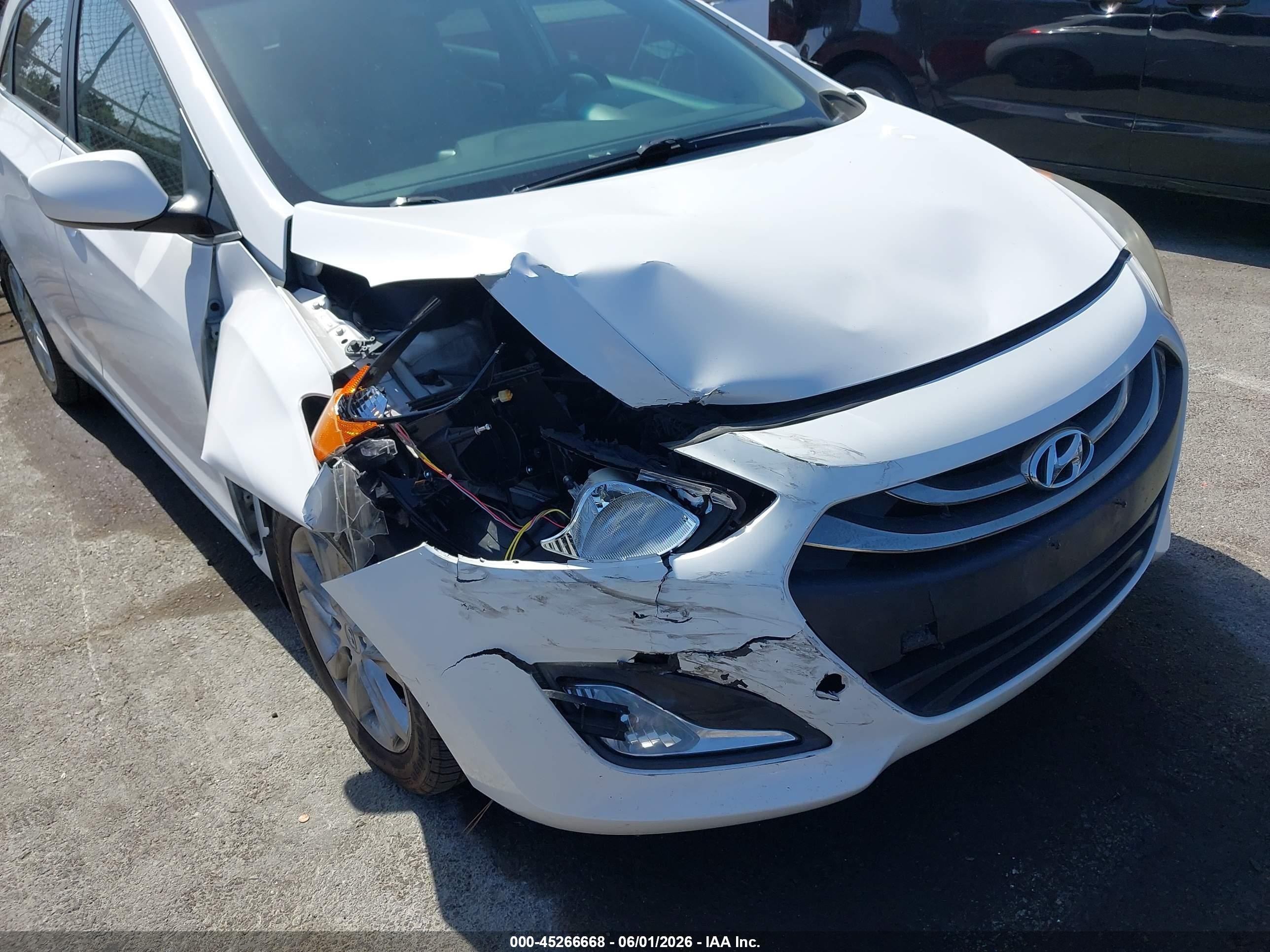 2013 Hyundai Elantra Gt   White vin: KMHD35LE6DU089077