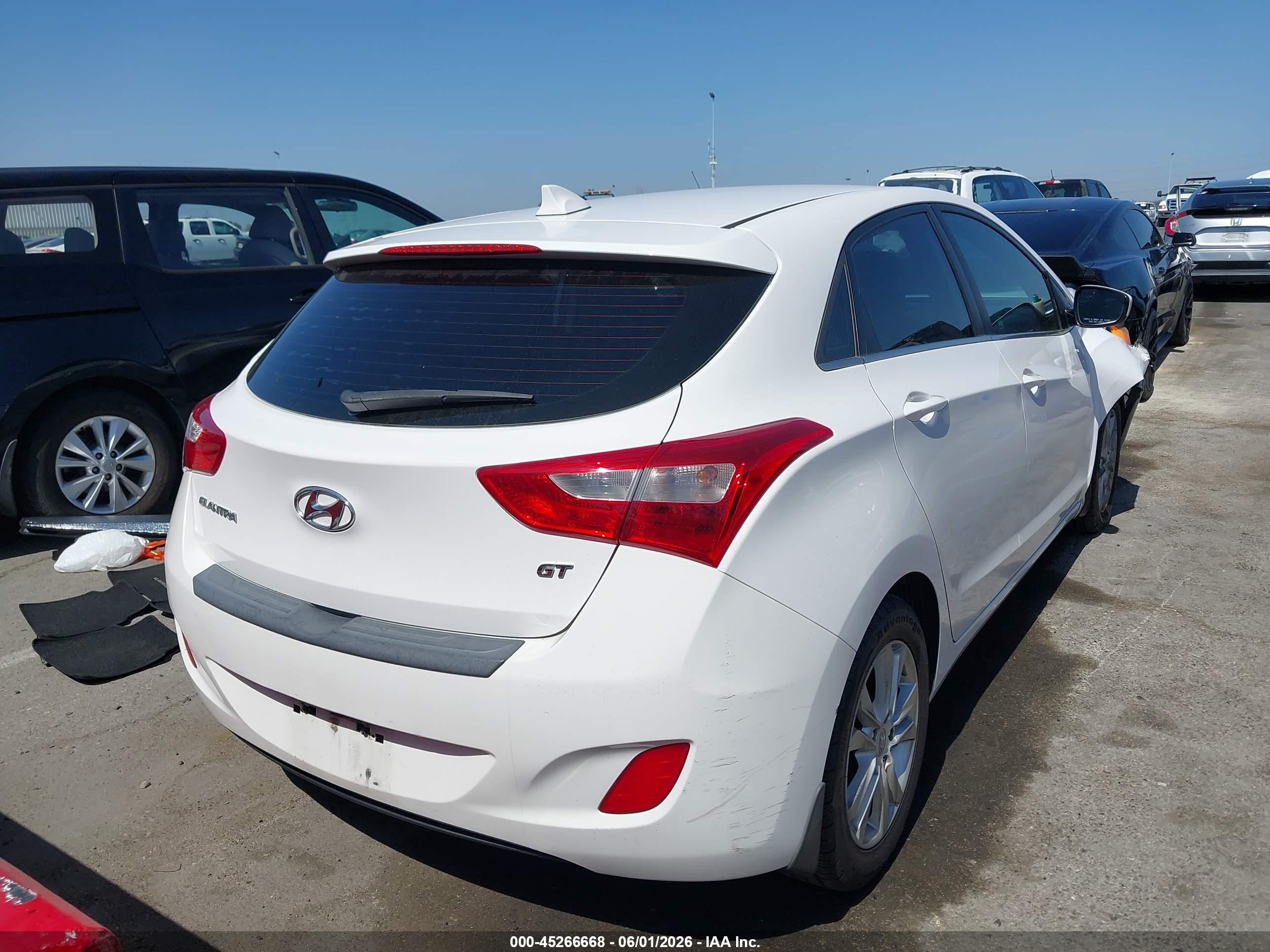 2013 Hyundai Elantra Gt   White vin: KMHD35LE6DU089077