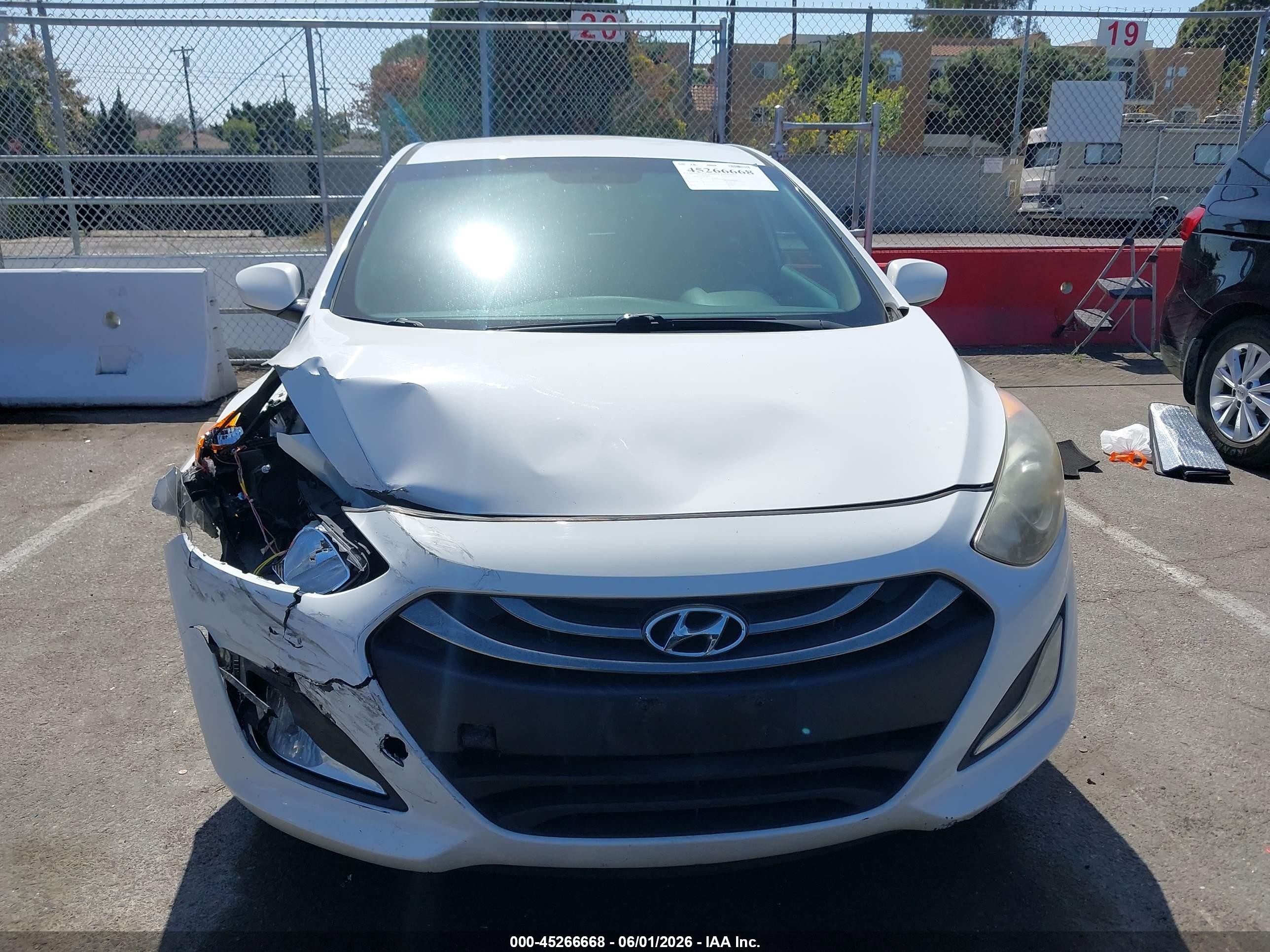 2013 Hyundai Elantra Gt   White vin: KMHD35LE6DU089077