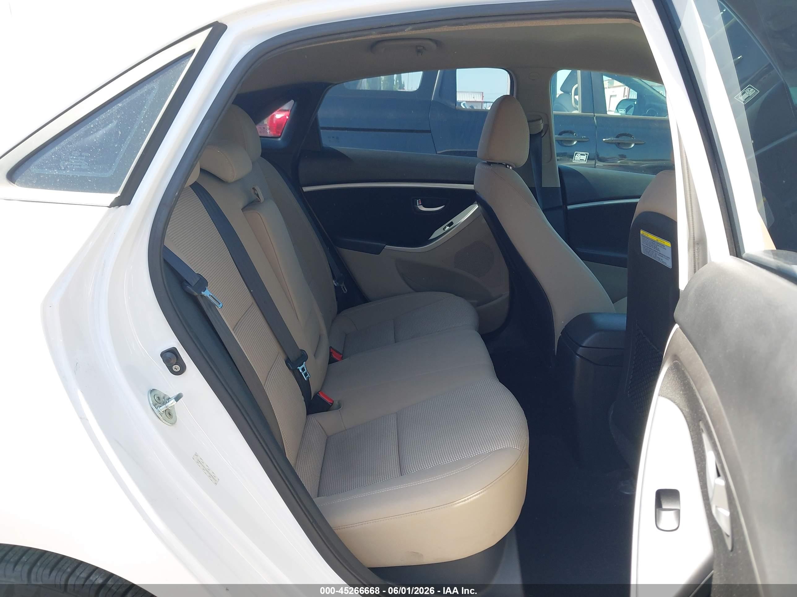 2013 Hyundai Elantra Gt   White vin: KMHD35LE6DU089077