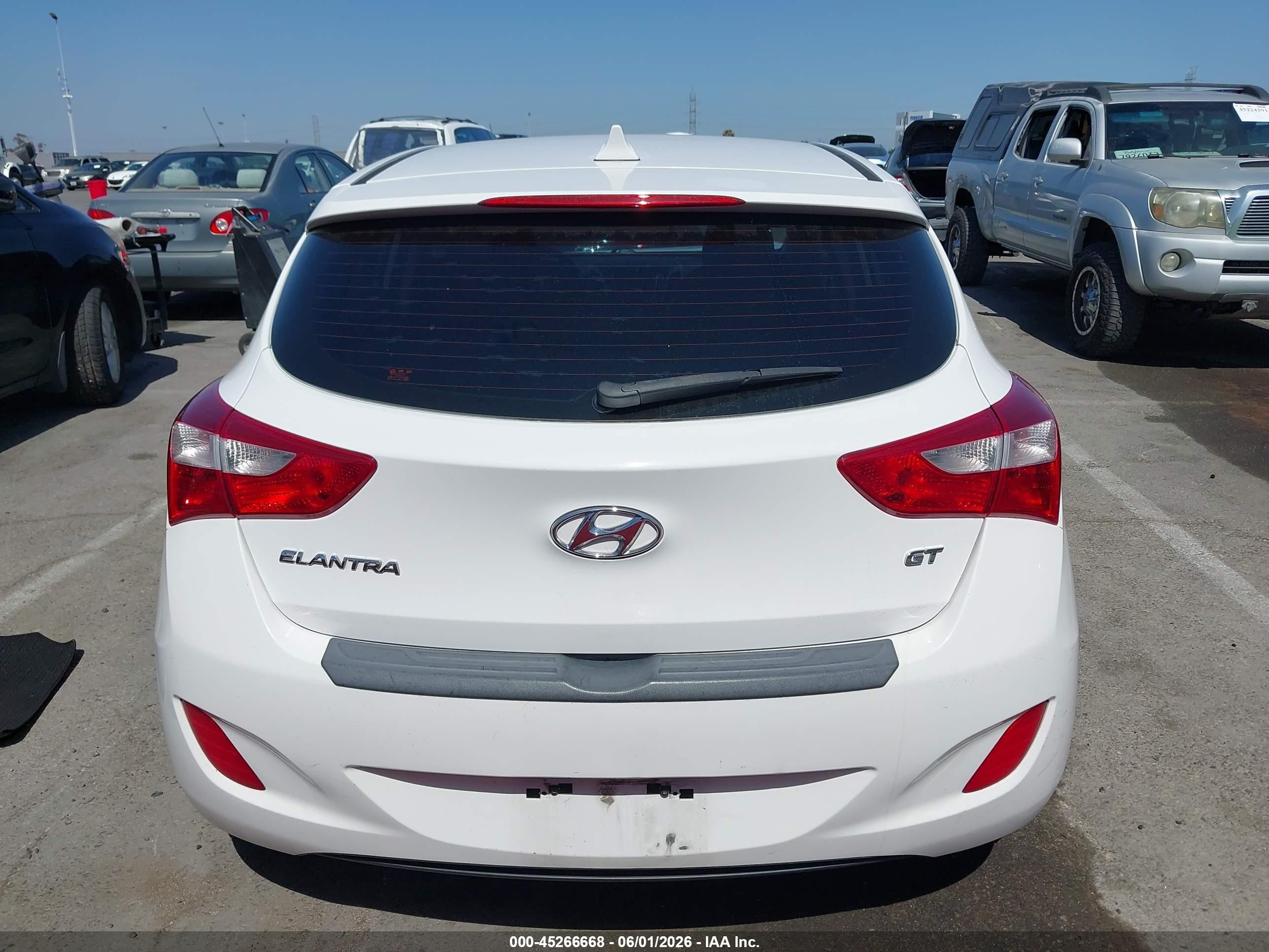 2013 Hyundai Elantra Gt   White vin: KMHD35LE6DU089077