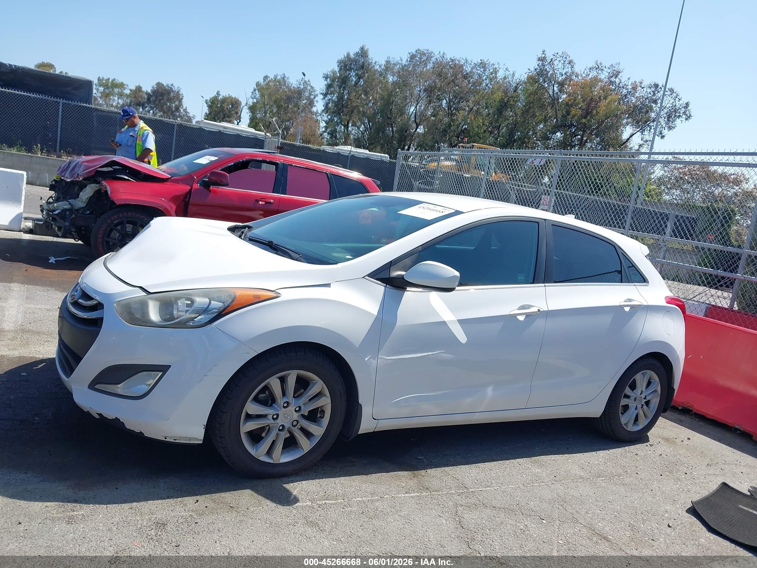 2013 Hyundai Elantra Gt   White vin: KMHD35LE6DU089077