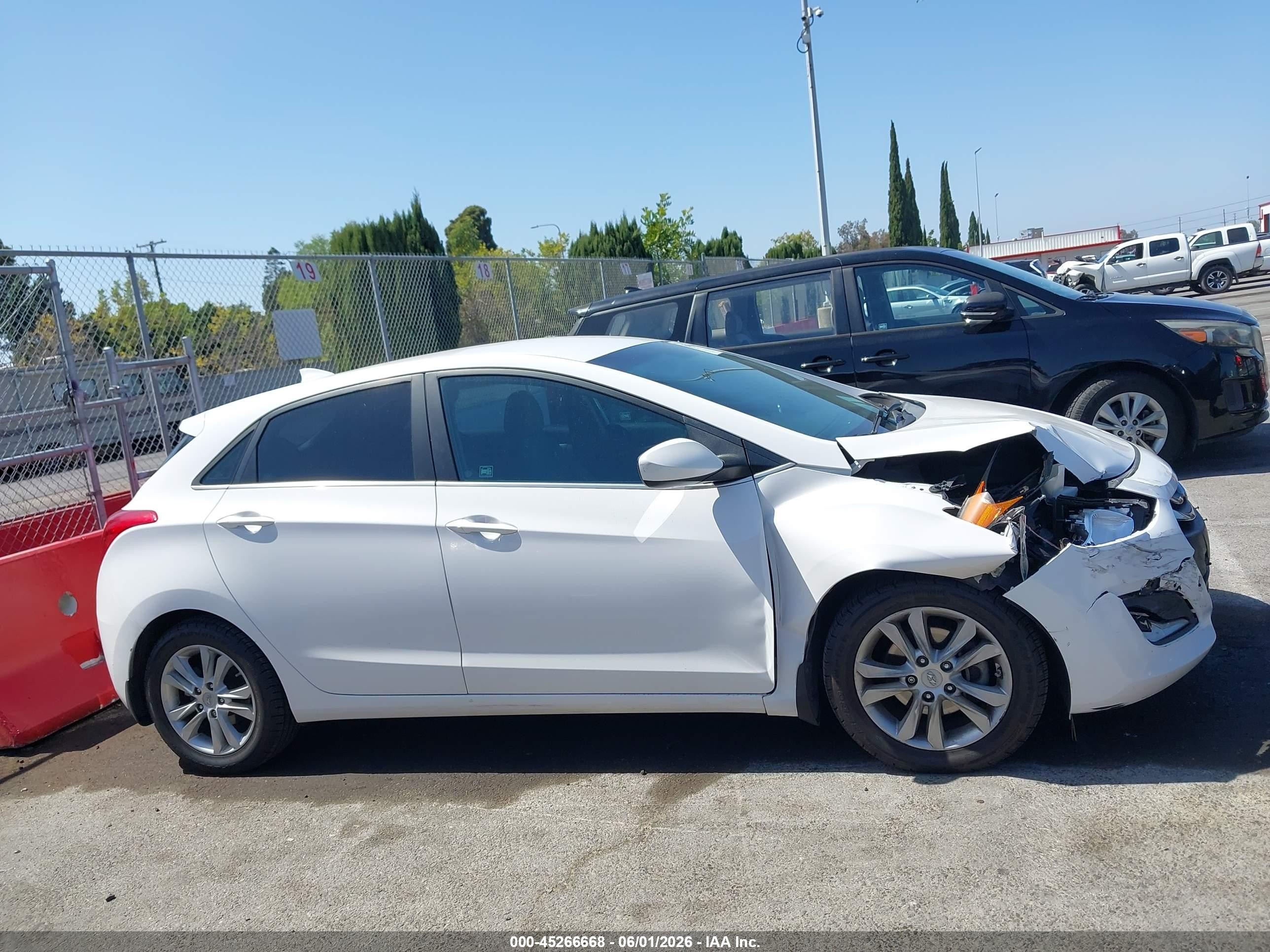 2013 Hyundai Elantra Gt   White vin: KMHD35LE6DU089077