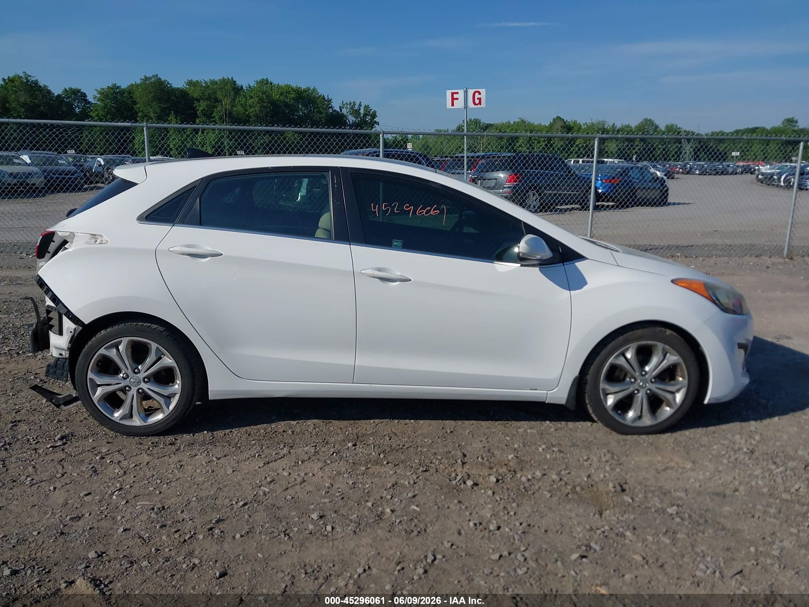 2013 Hyundai Elantra Gt White vin: KMHD35LE6DU091315