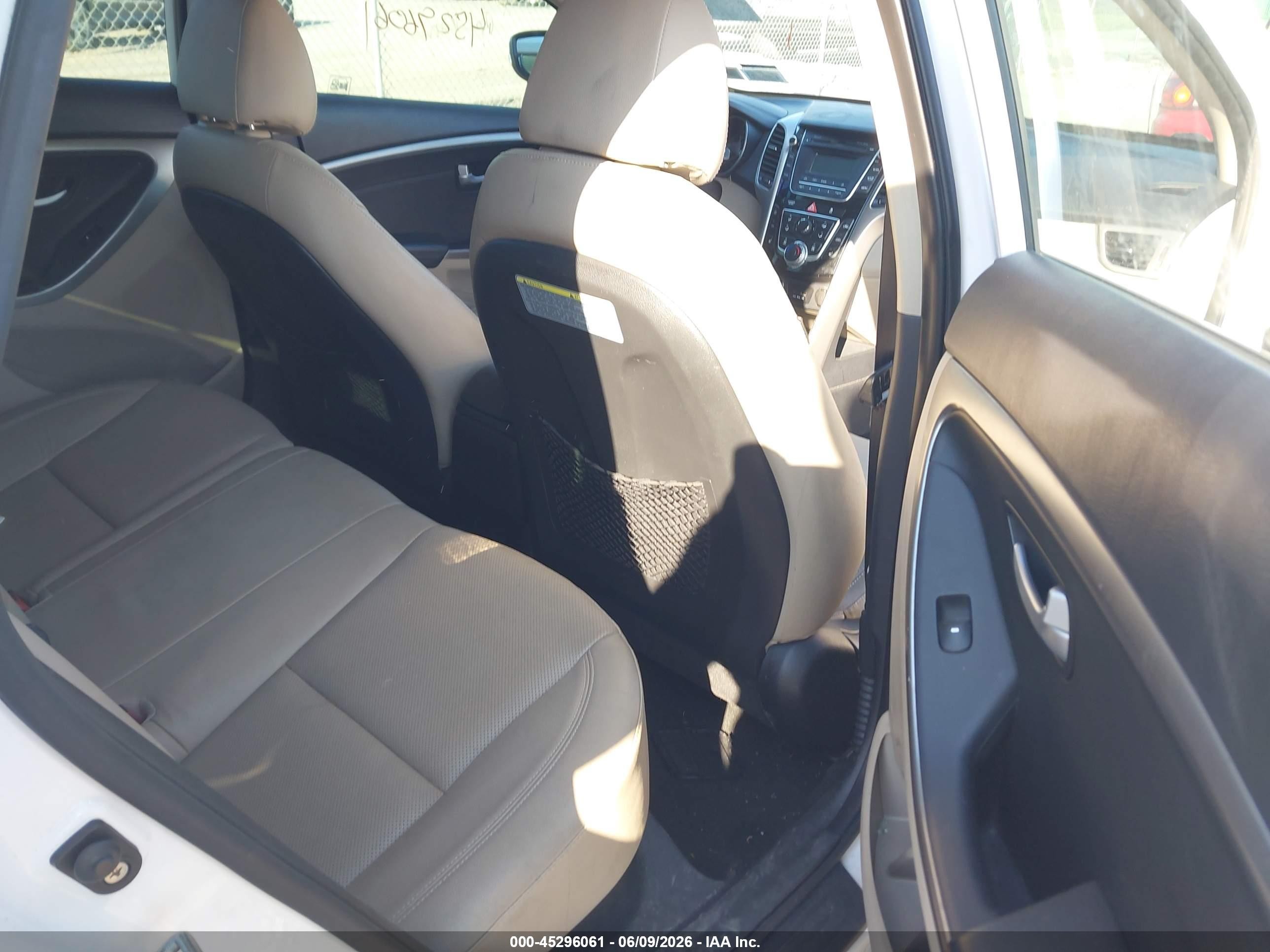 2013 Hyundai Elantra Gt White vin: KMHD35LE6DU091315