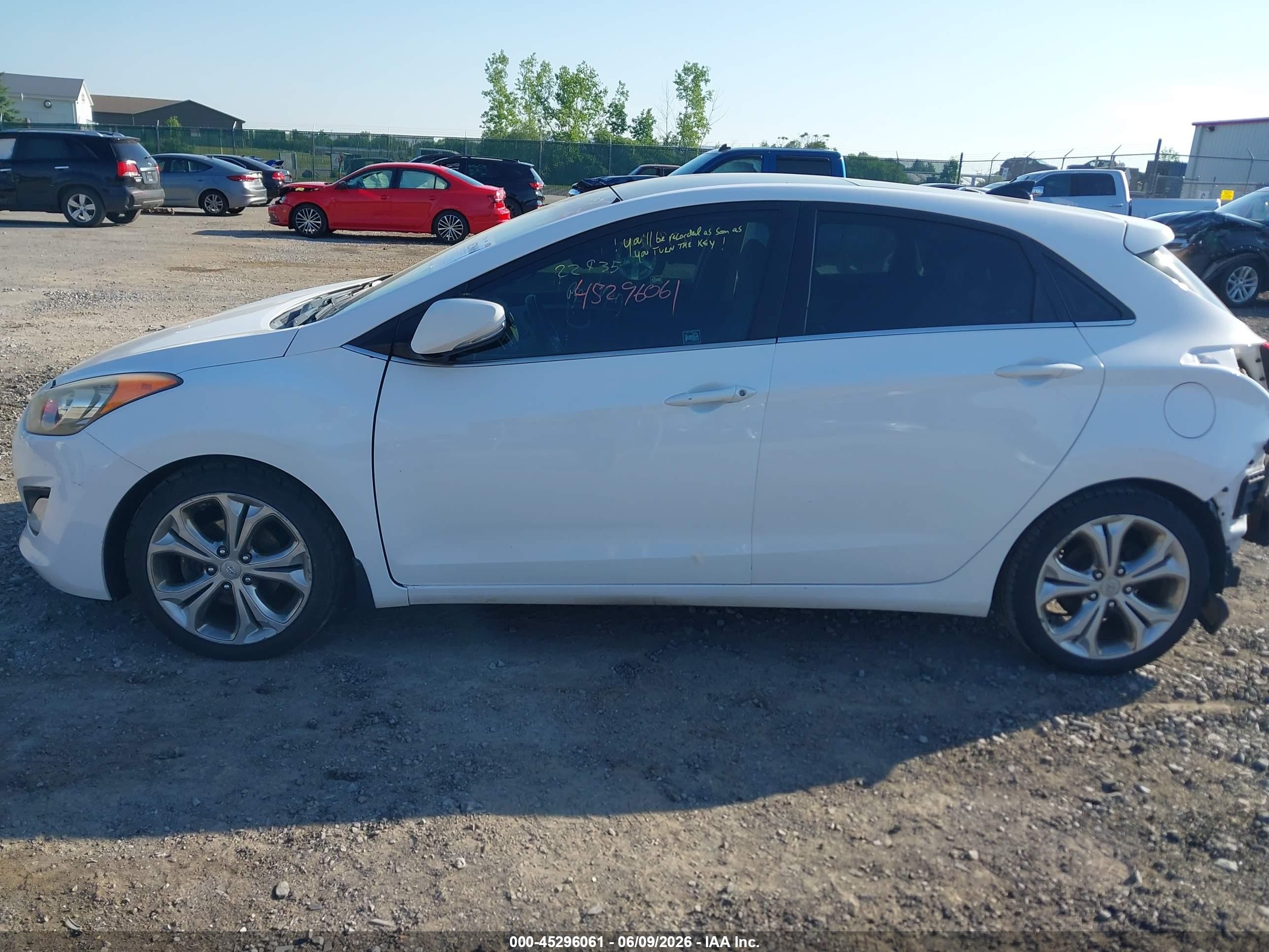 2013 Hyundai Elantra Gt White vin: KMHD35LE6DU091315