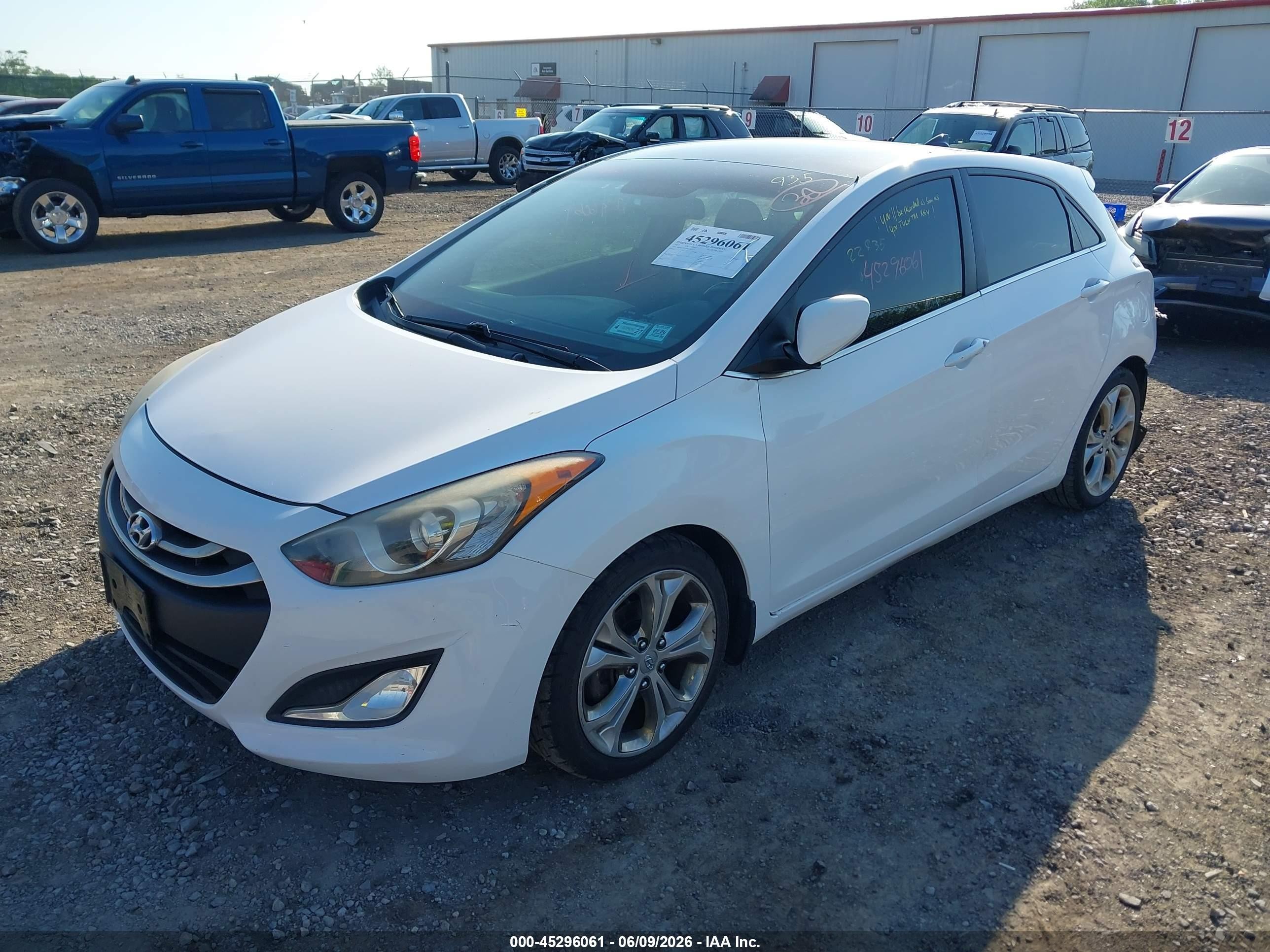 2013 Hyundai Elantra Gt White vin: KMHD35LE6DU091315
