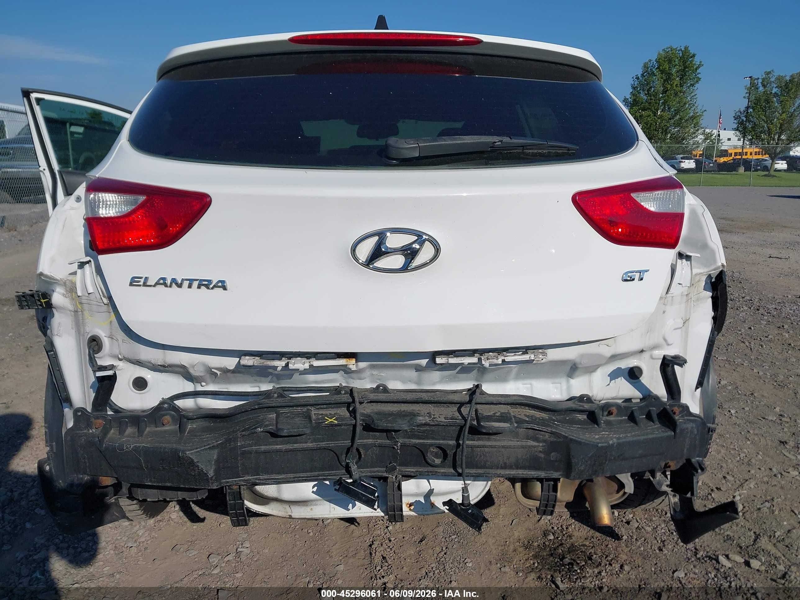 2013 Hyundai Elantra Gt White vin: KMHD35LE6DU091315