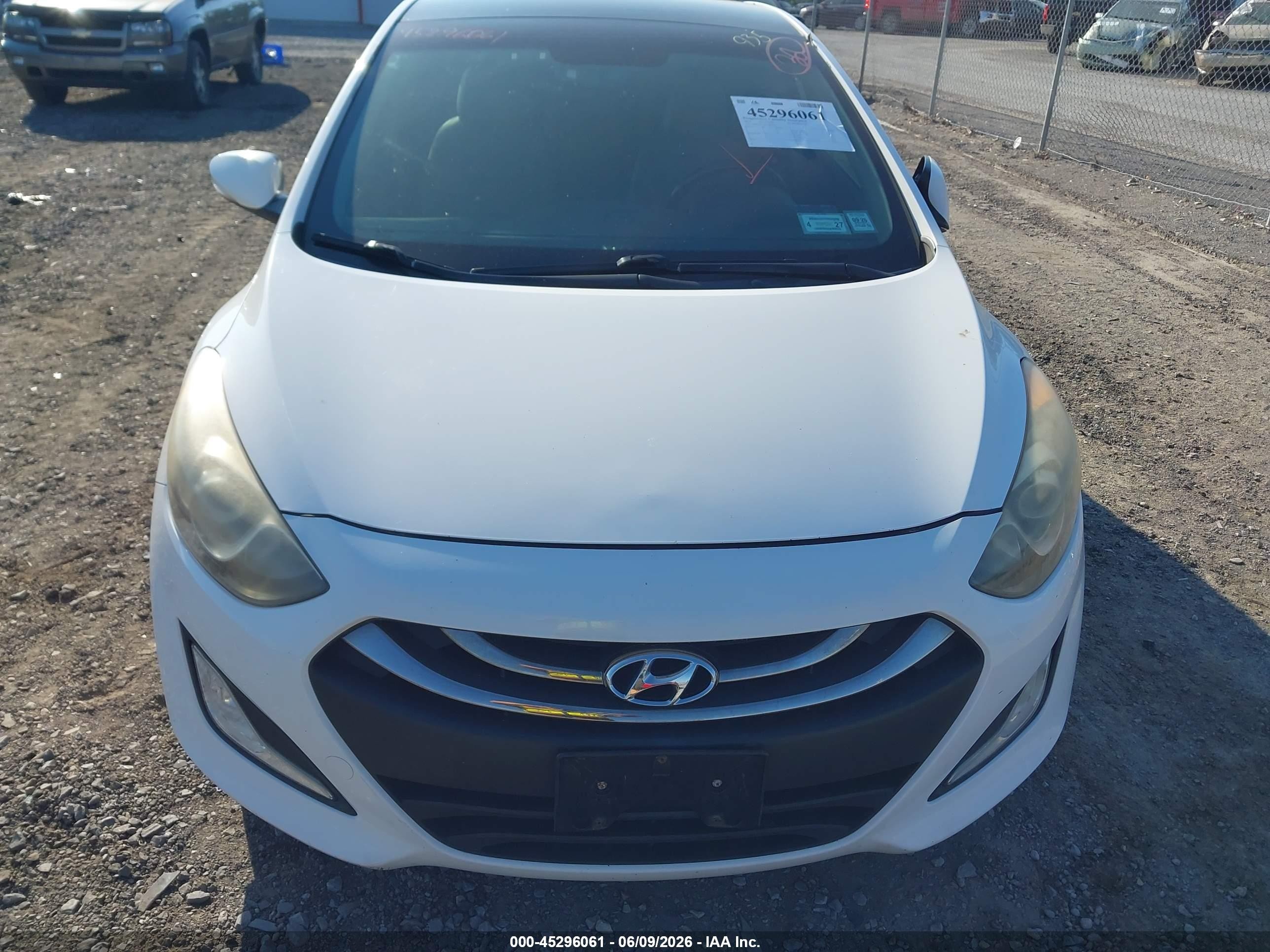 2013 Hyundai Elantra Gt White vin: KMHD35LE6DU091315