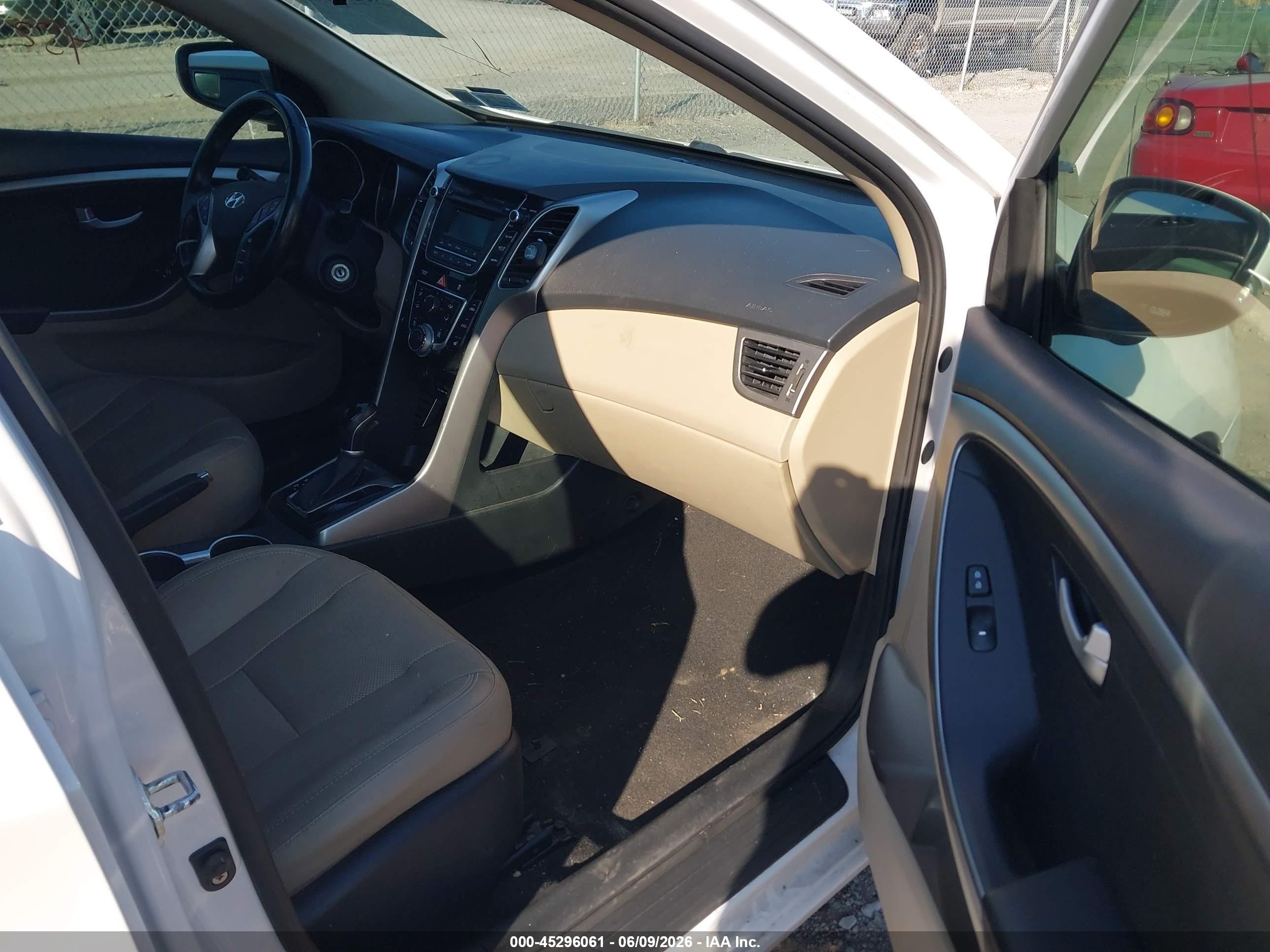 2013 Hyundai Elantra Gt White vin: KMHD35LE6DU091315