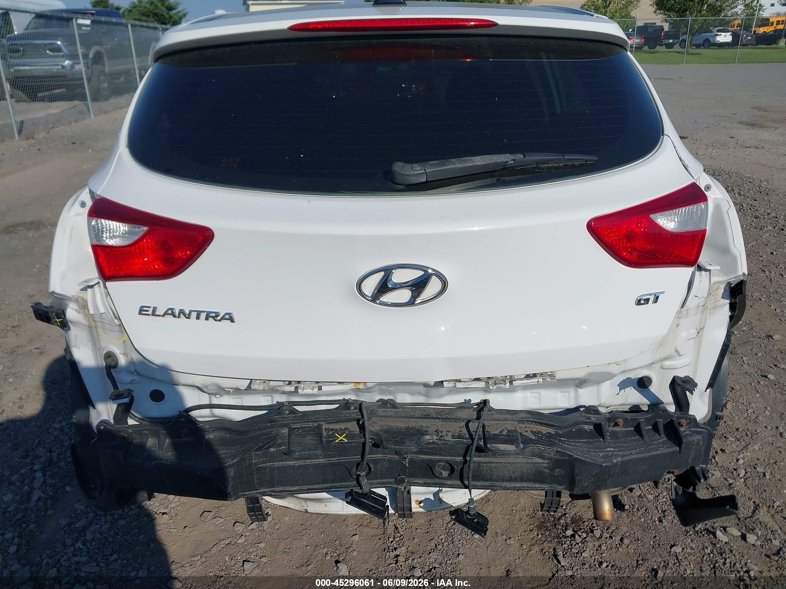 2013 Hyundai Elantra Gt White vin: KMHD35LE6DU091315