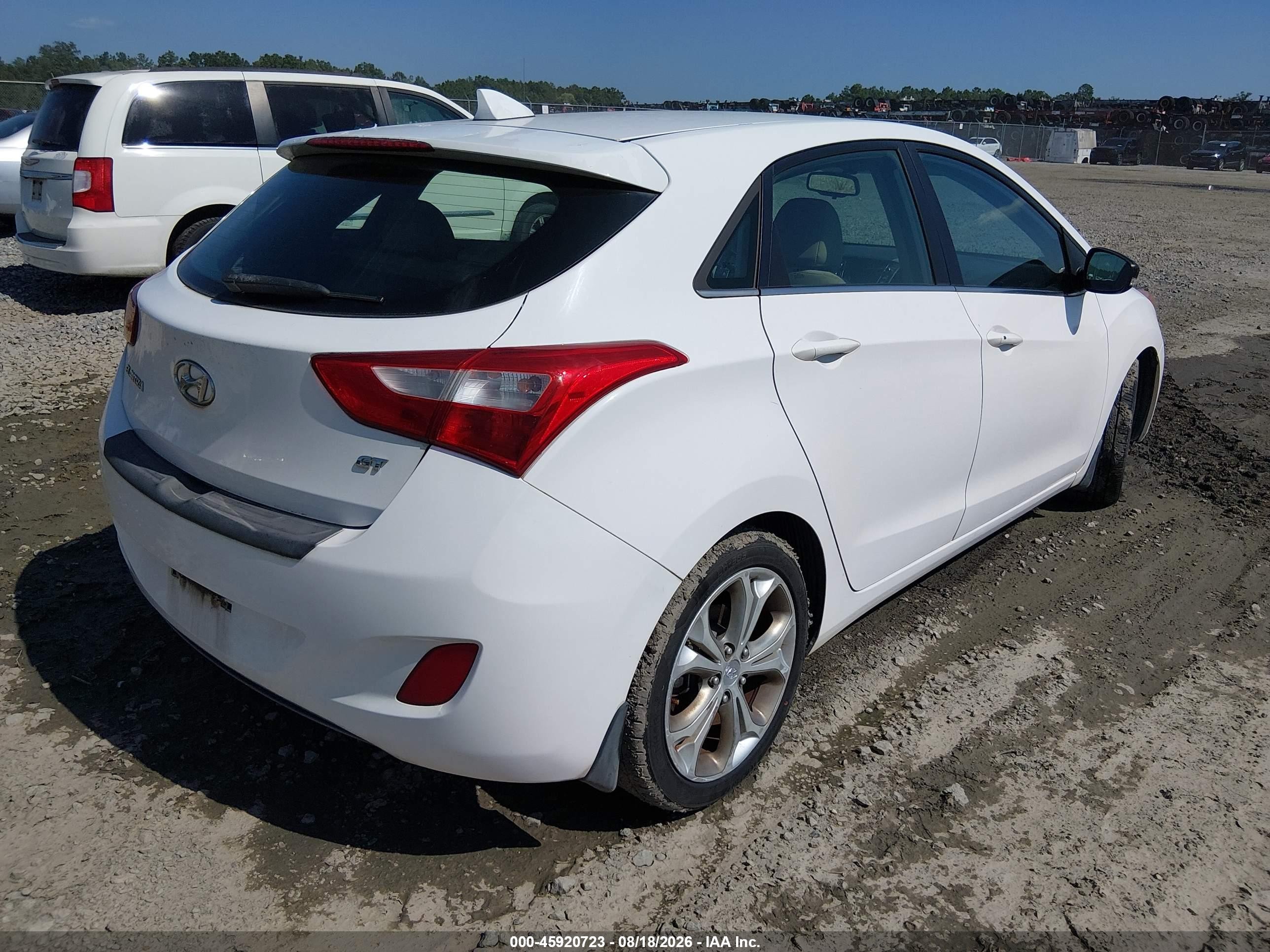 2013 Hyundai Elantra Gt   White vin: KMHD35LE6DU102961