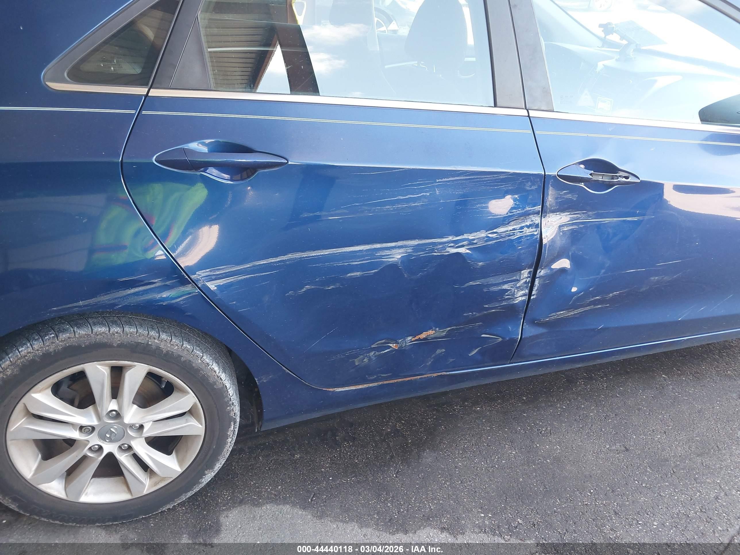 2013 Hyundai Elantra Gt   Blue vin: KMHD35LE6DU108467