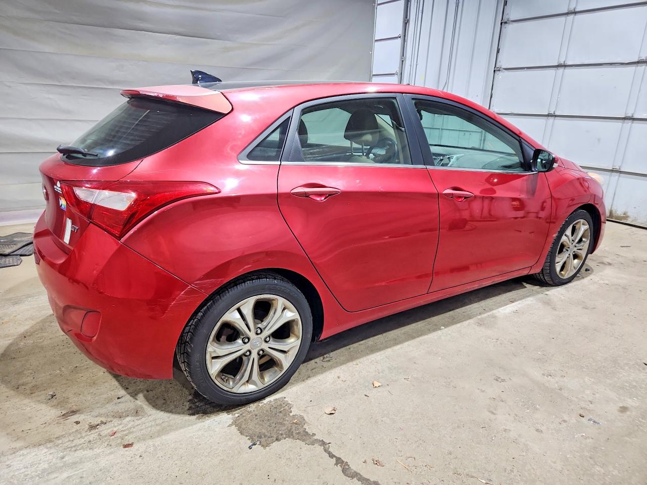 2013 Hyundai Elantra Gt Base Red vin: KMHD35LE6DU151657