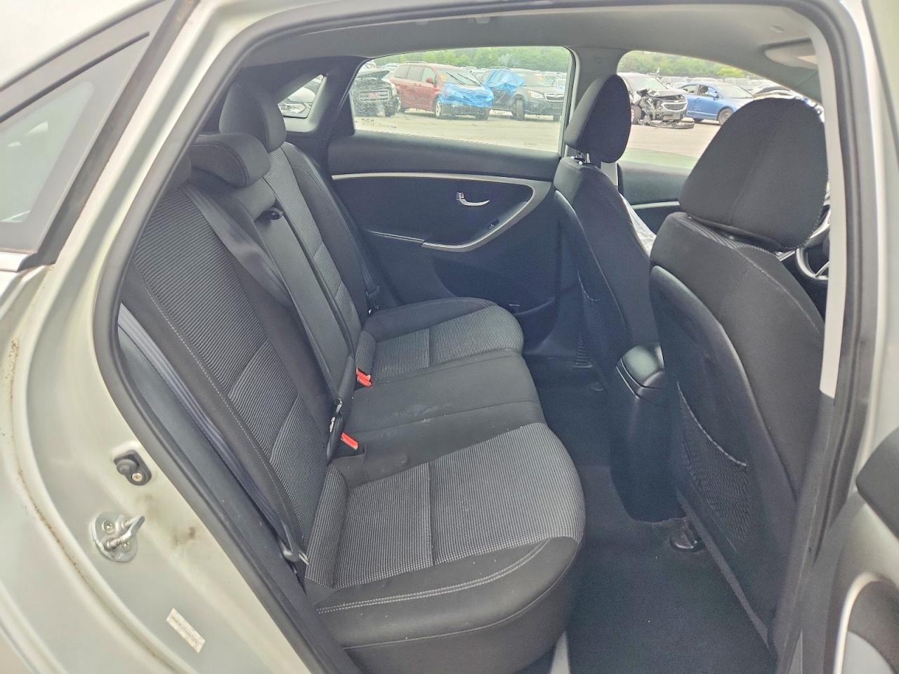 2013 Hyundai Elantra Gt Base Silver vin: KMHD35LE7DU027378