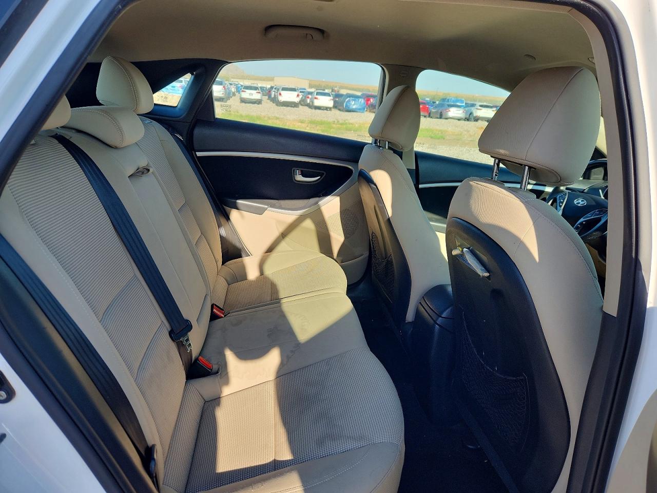 2013 Hyundai Elantra Gt Base White vin: KMHD35LE7DU043712