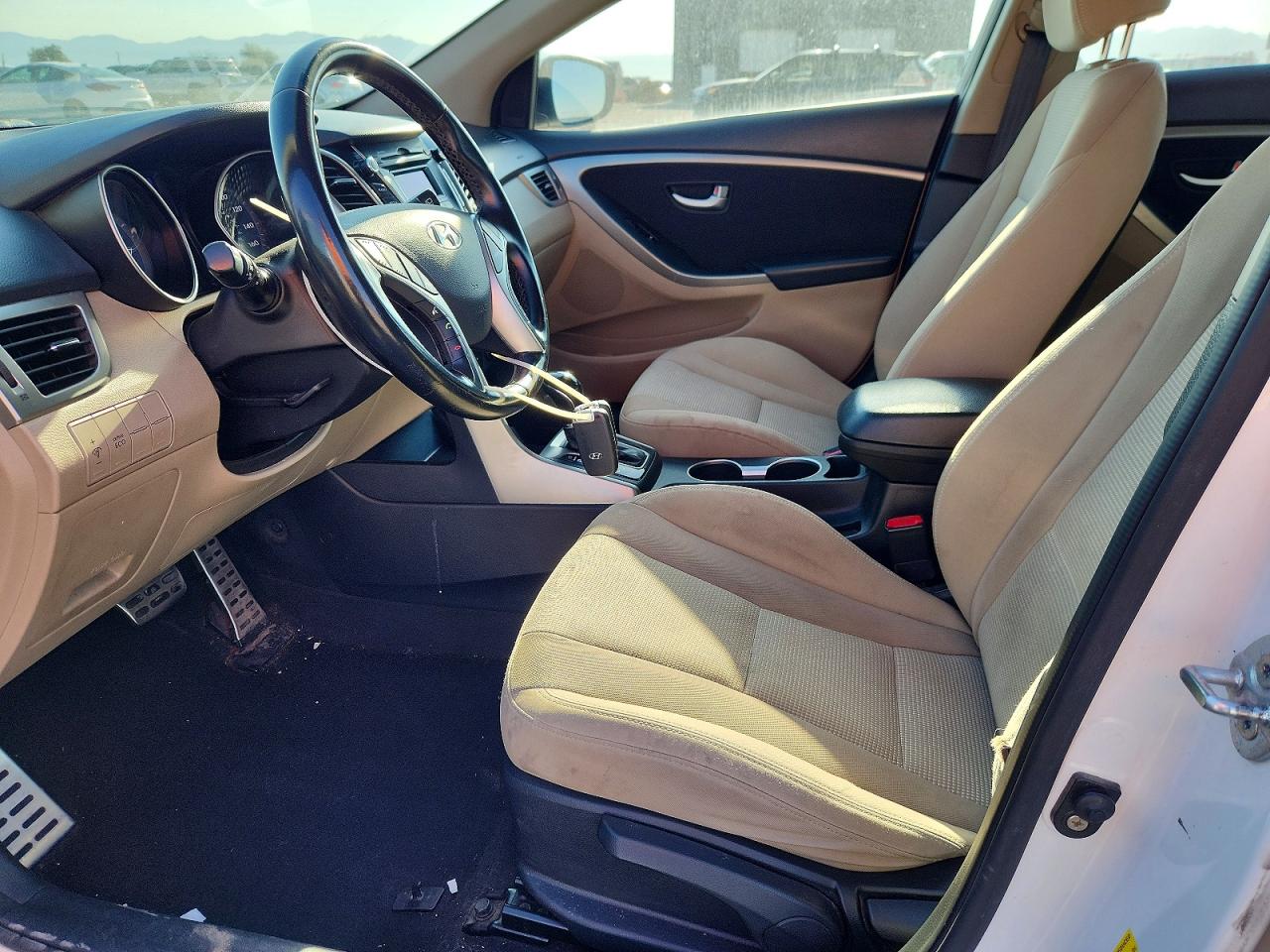 2013 Hyundai Elantra Gt Base White vin: KMHD35LE7DU043712