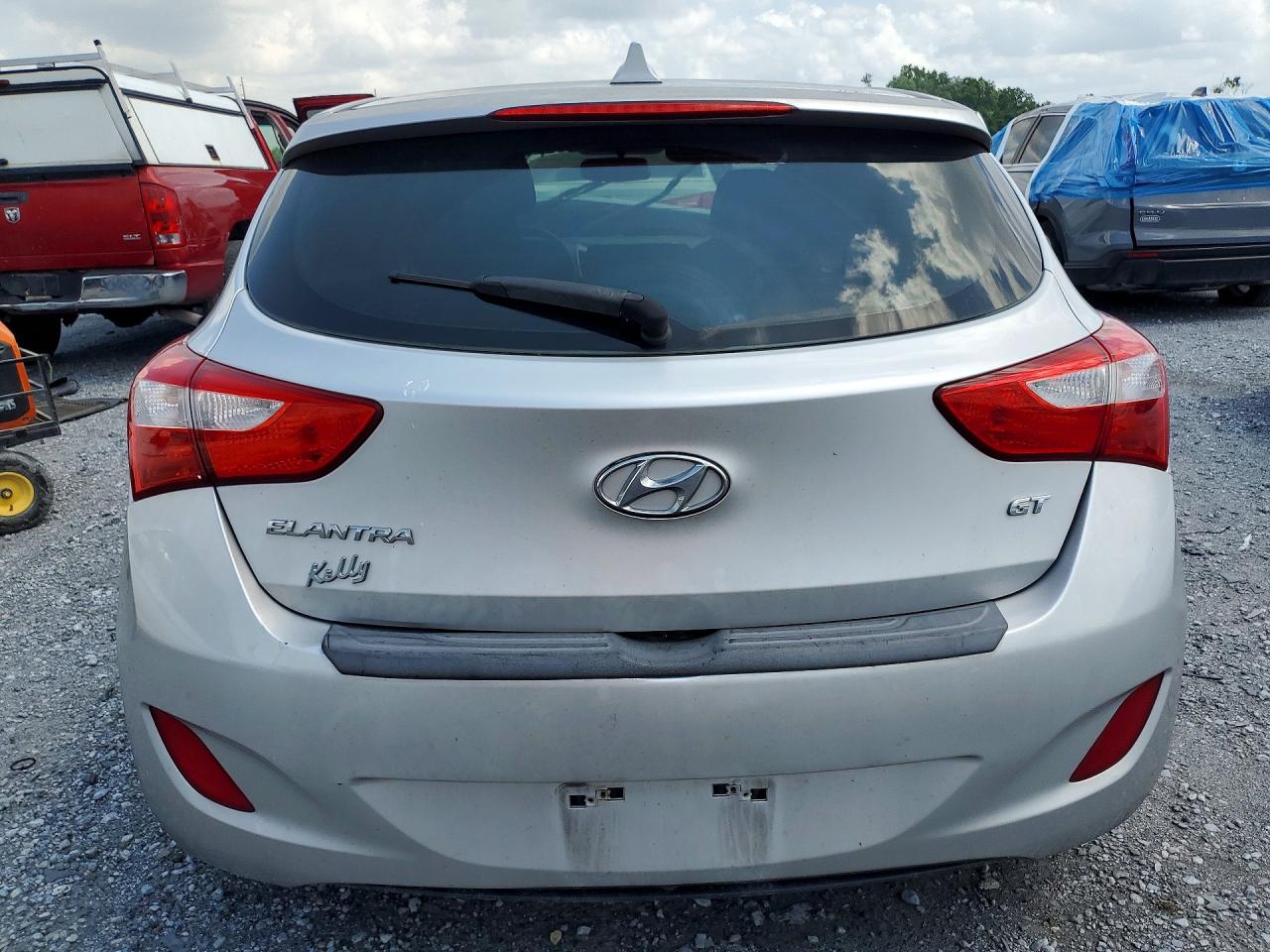 2013 Hyundai Elantra Gt Base Silver vin: KMHD35LE7DU108896