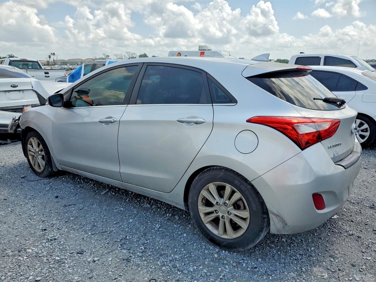 2013 Hyundai Elantra Gt Base Silver vin: KMHD35LE7DU108896