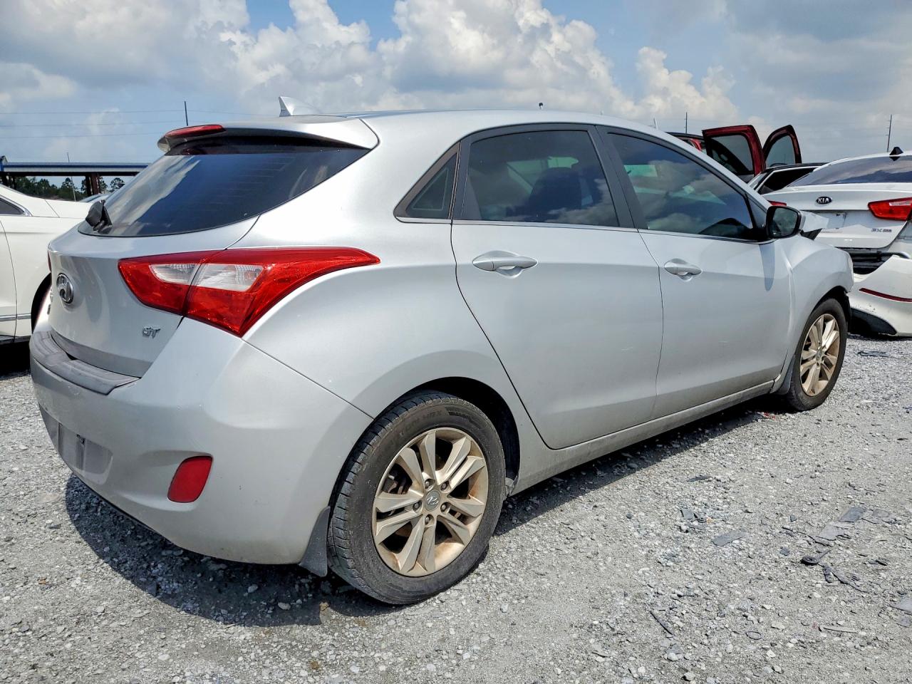 2013 Hyundai Elantra Gt Base Silver vin: KMHD35LE7DU108896