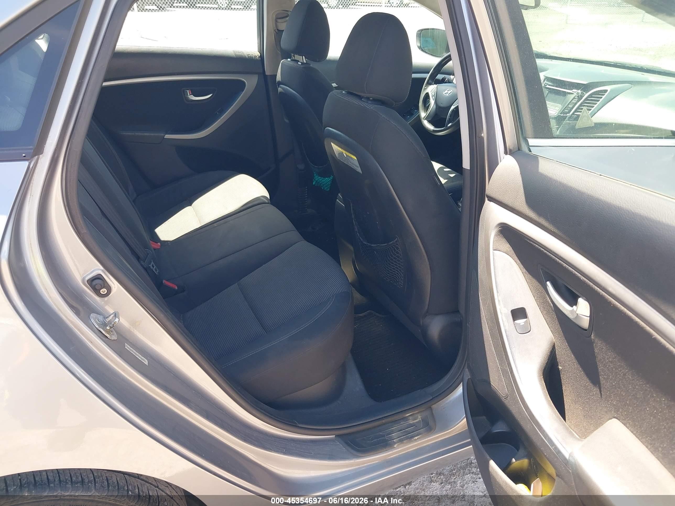 2013 Hyundai Elantra Gt   Silver vin: KMHD35LE8DU031066