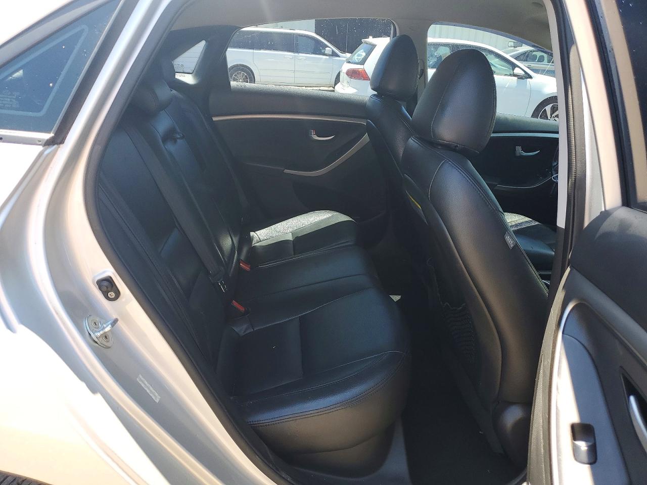 2013 Hyundai Elantra Gt Base Silver vin: KMHD35LE8DU044691