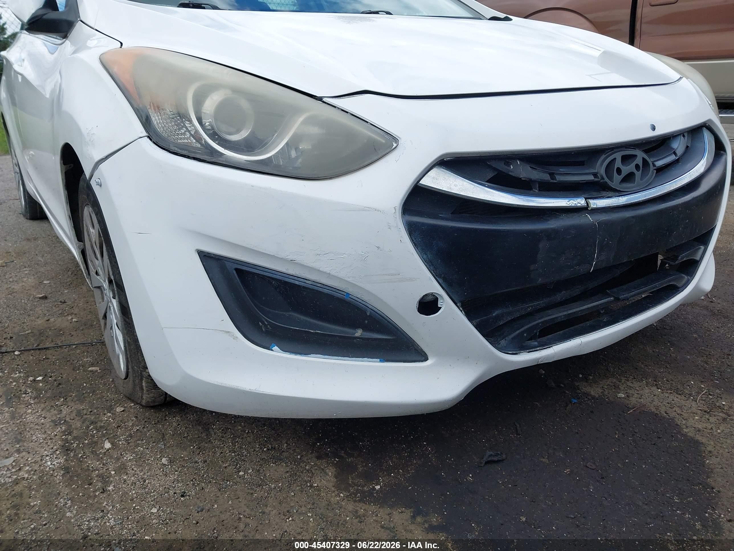2013 Hyundai Elantra Gt   White vin: KMHD35LE8DU082129