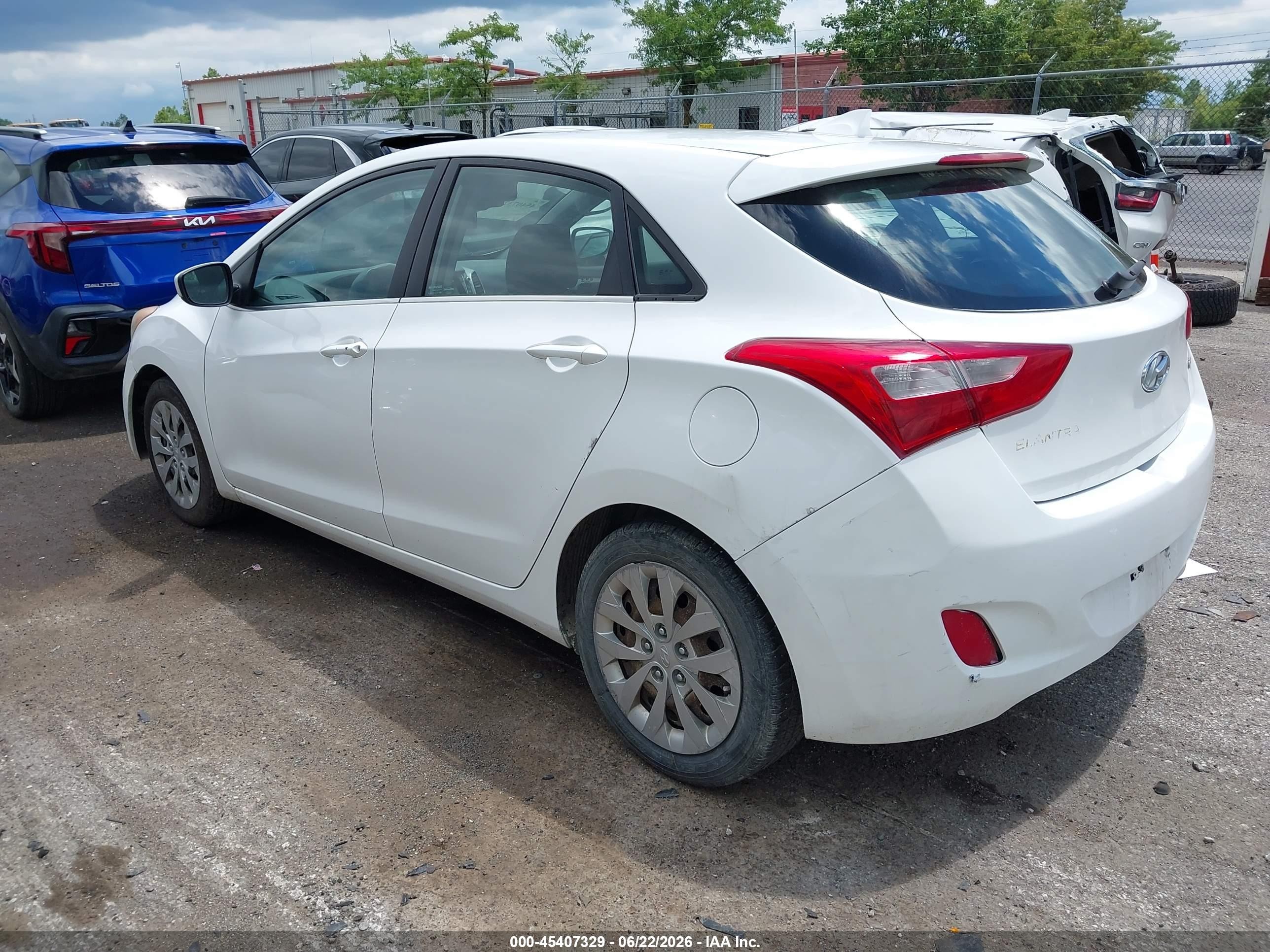2013 Hyundai Elantra Gt   White vin: KMHD35LE8DU082129