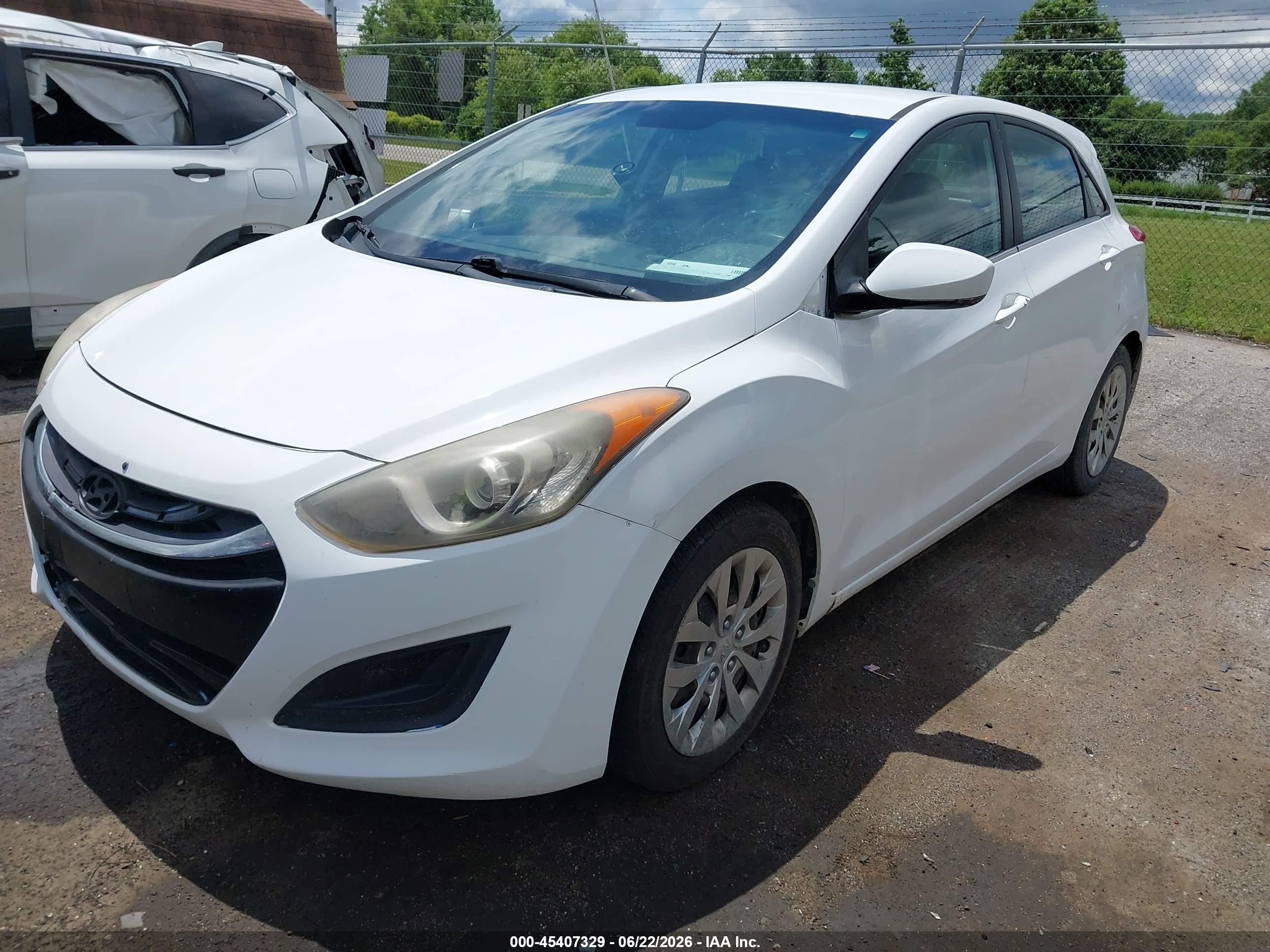 2013 Hyundai Elantra Gt   White vin: KMHD35LE8DU082129