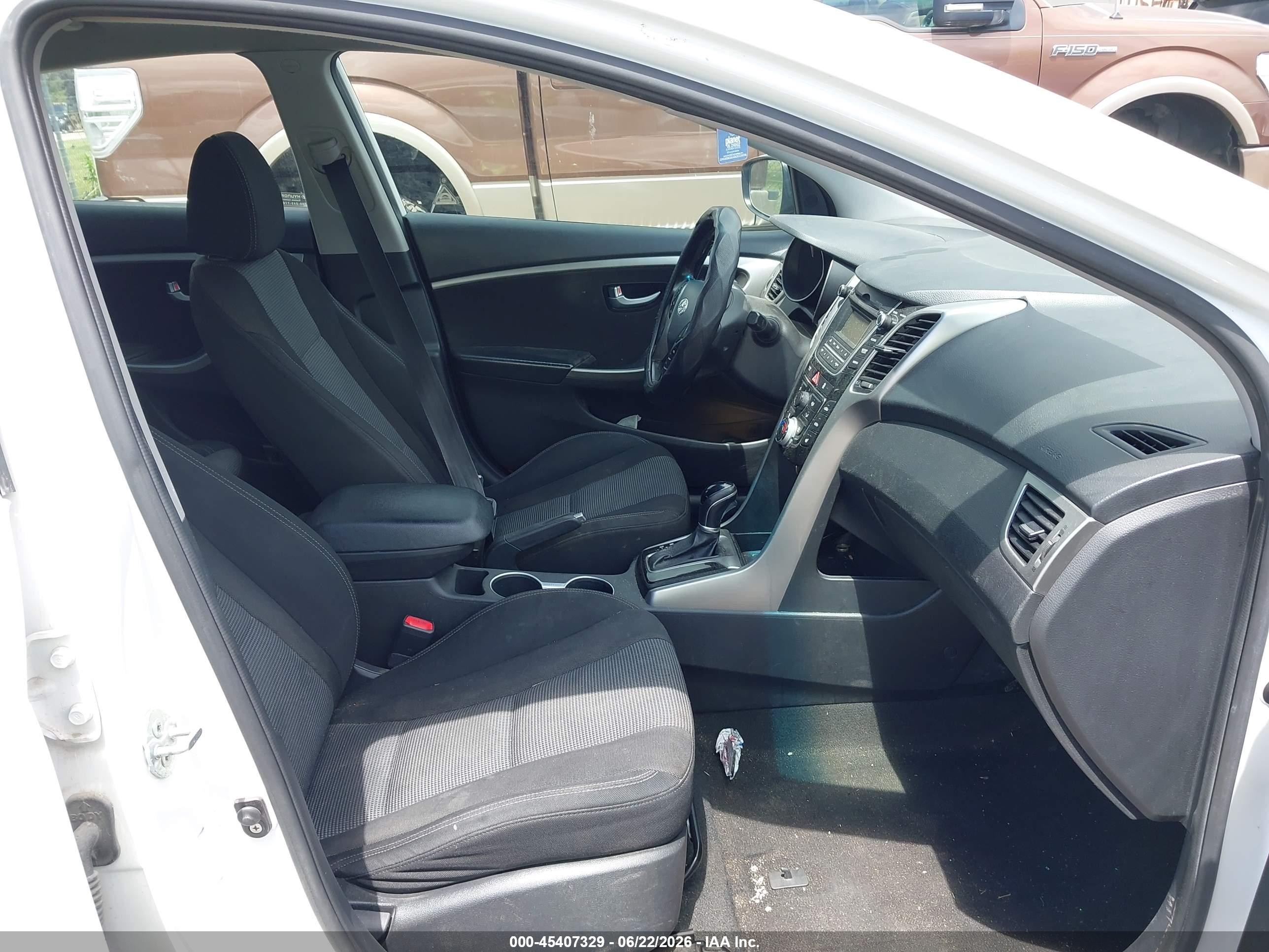 2013 Hyundai Elantra Gt   White vin: KMHD35LE8DU082129