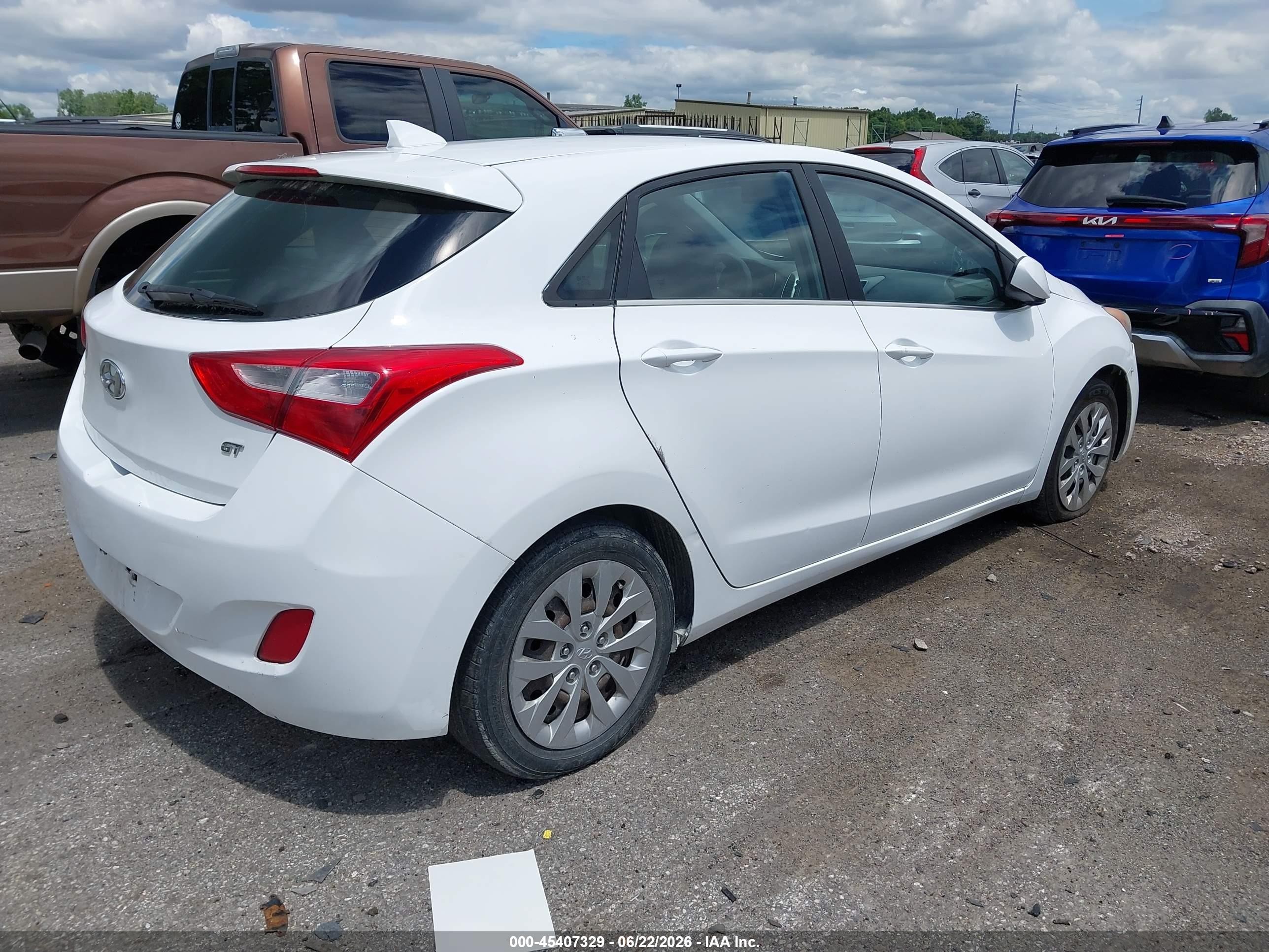 2013 Hyundai Elantra Gt   White vin: KMHD35LE8DU082129