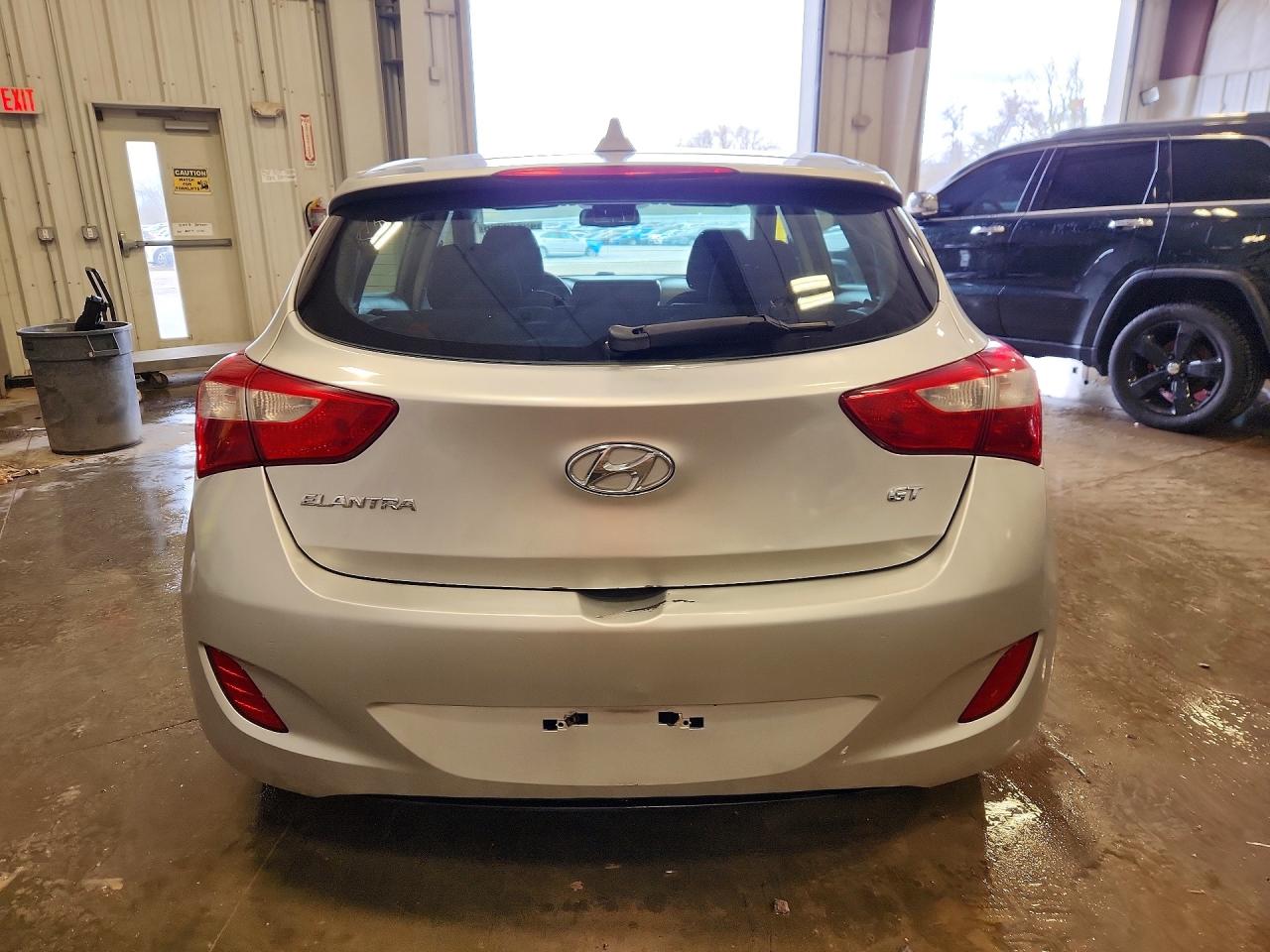2013 Hyundai Elantra Gt Base Silver vin: KMHD35LE8DU086195