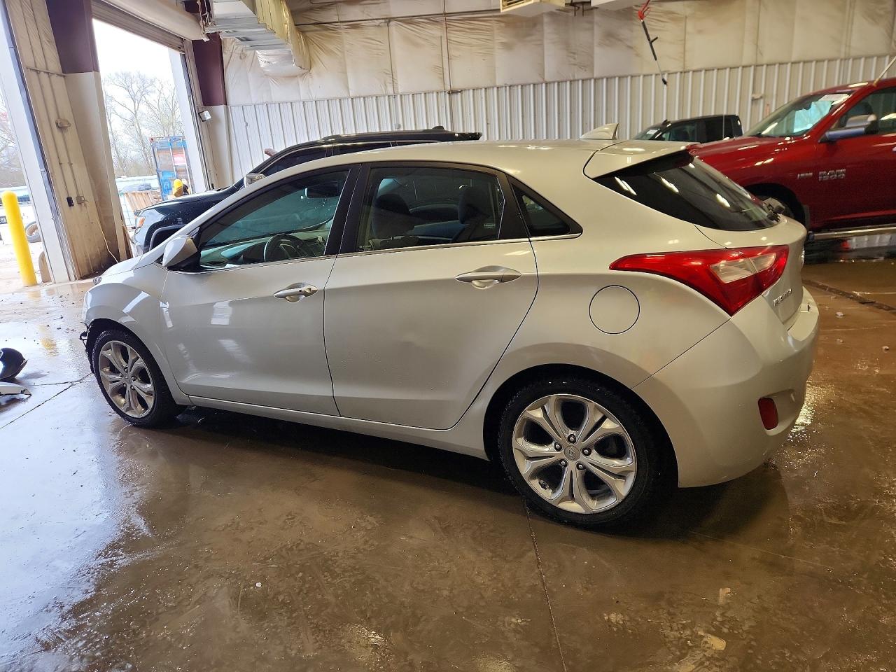 2013 Hyundai Elantra Gt Base Silver vin: KMHD35LE8DU086195