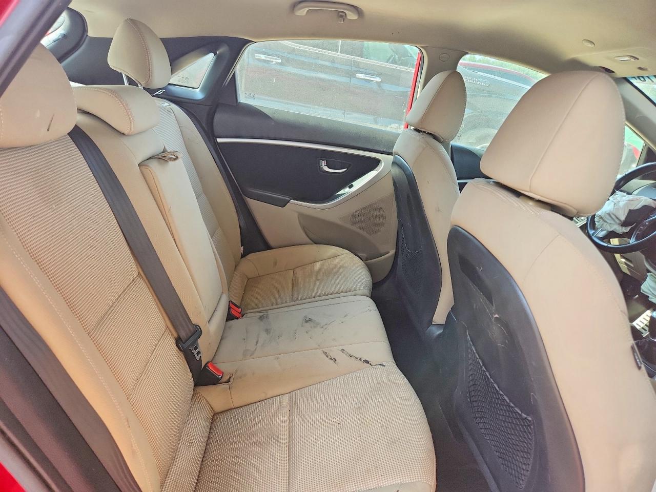 2013 Hyundai Elantra Gt Base Red vin: KMHD35LE8DU087489