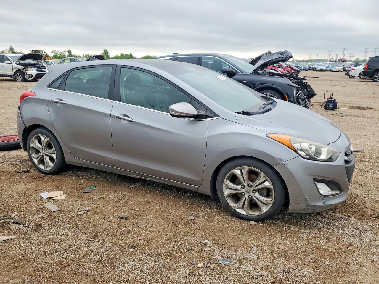 2013 Hyundai Elantra Gt Base Silver vin: KMHD35LE8DU110639