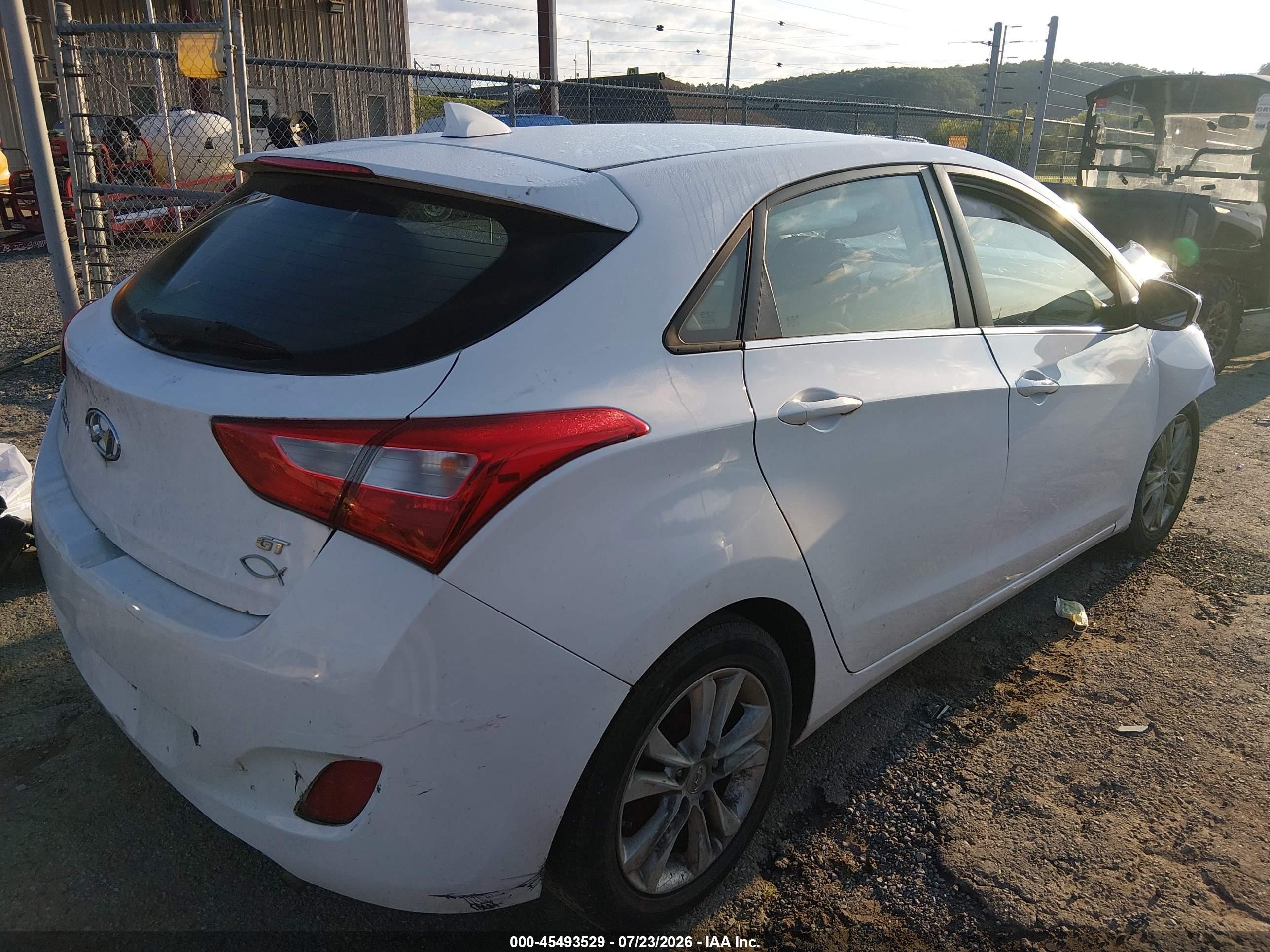 2013 Hyundai Elantra Gt   White vin: KMHD35LE9DU025065