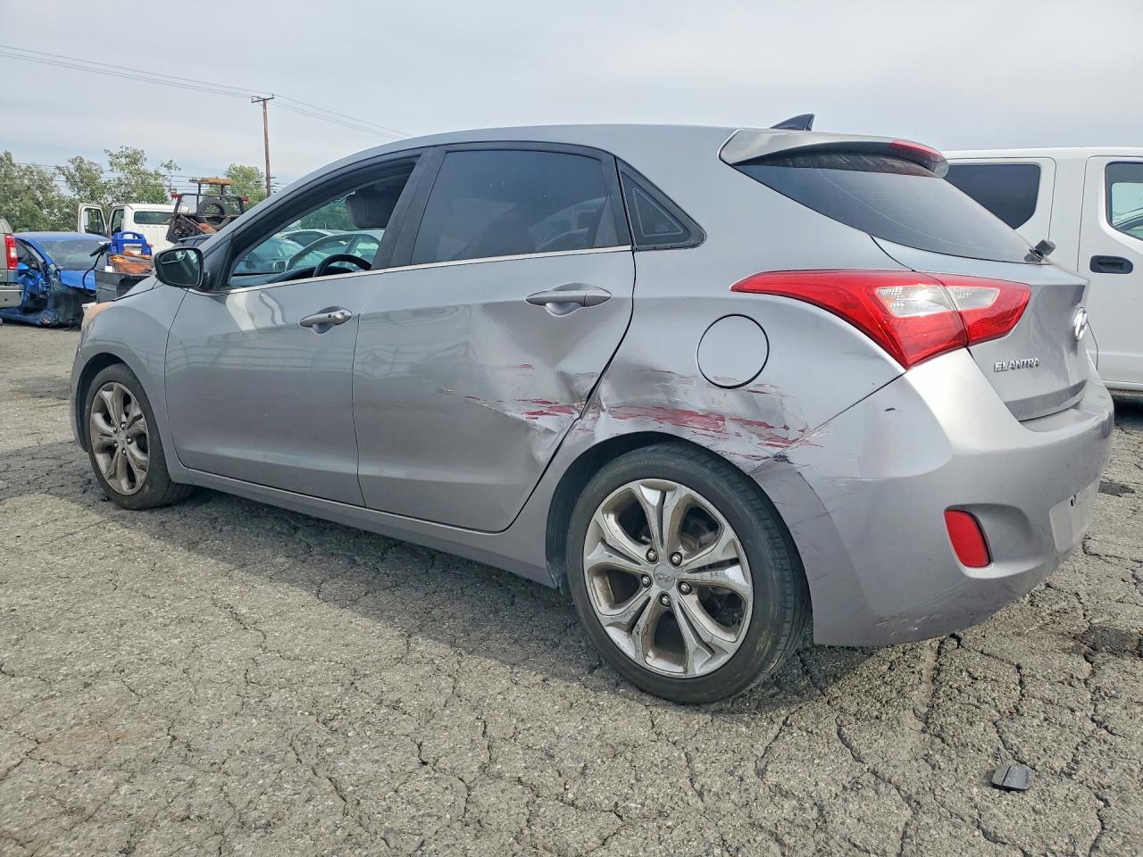 2013 Hyundai Elantra Gt Base Silver vin: KMHD35LE9DU032940