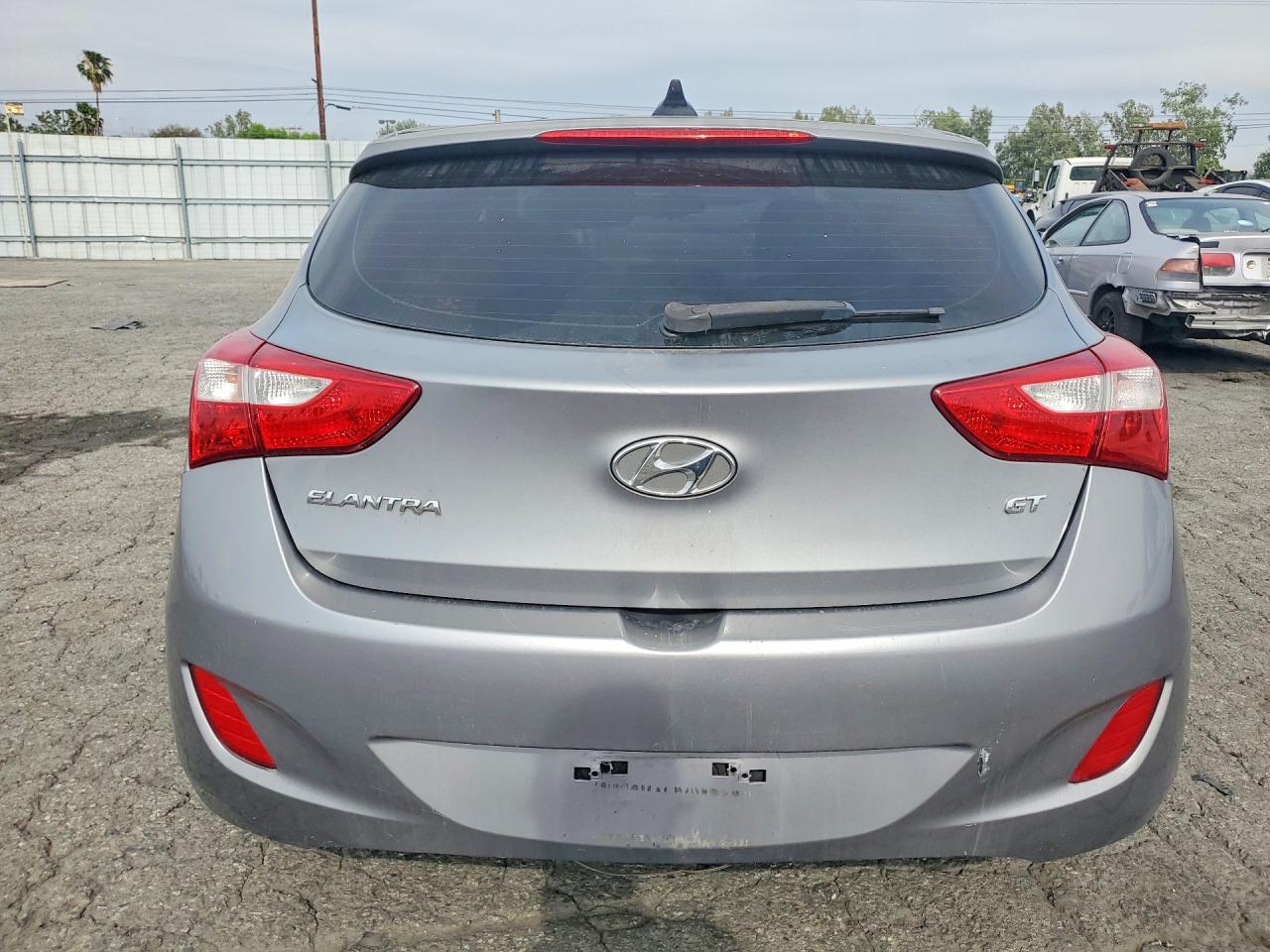 2013 Hyundai Elantra Gt Base Silver vin: KMHD35LE9DU032940