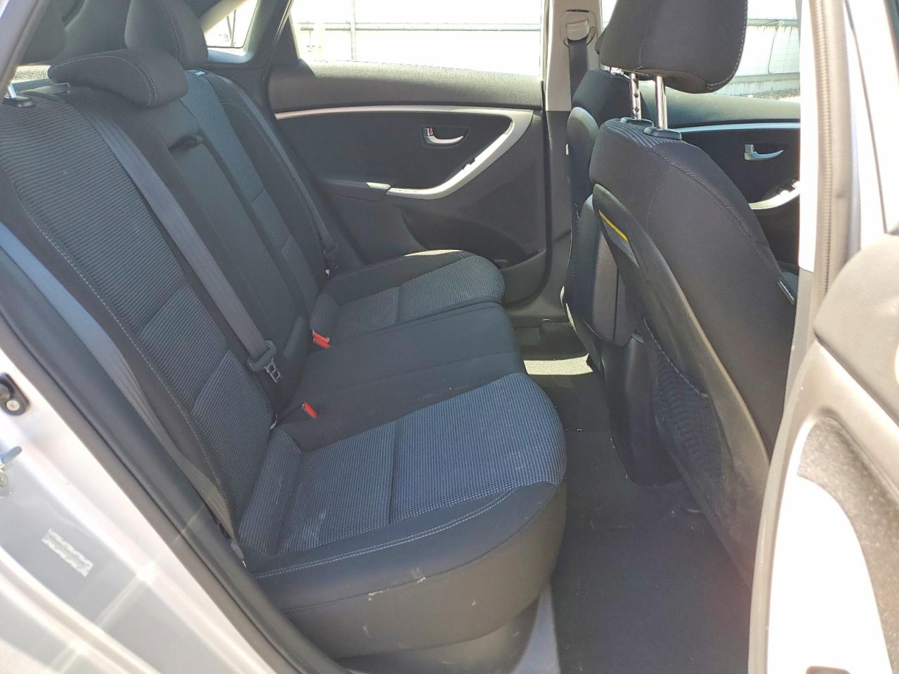 2013 Hyundai Elantra Gt Base Silver vin: KMHD35LE9DU057420