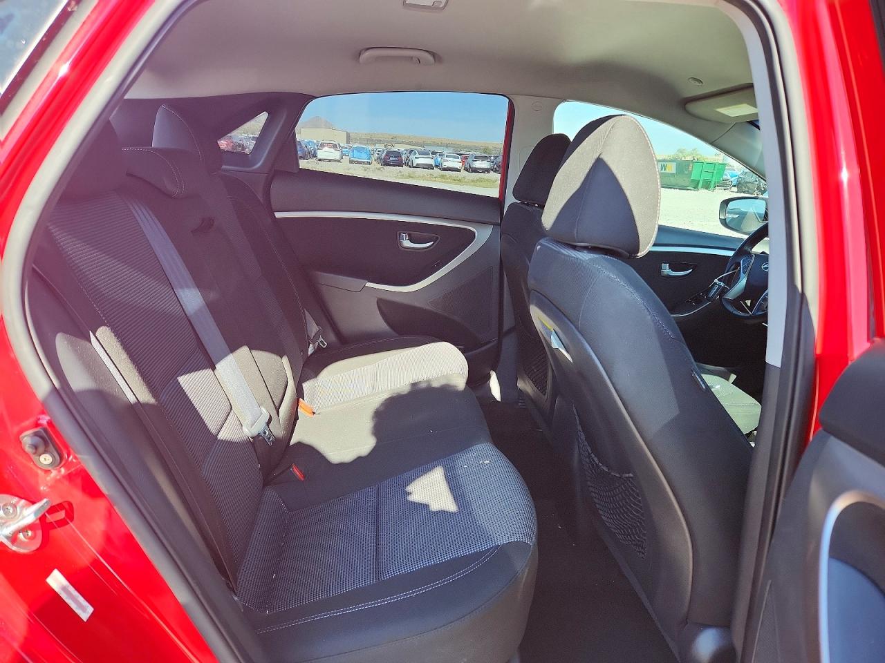 2013 Hyundai Elantra Gt Base Red vin: KMHD35LE9DU092085