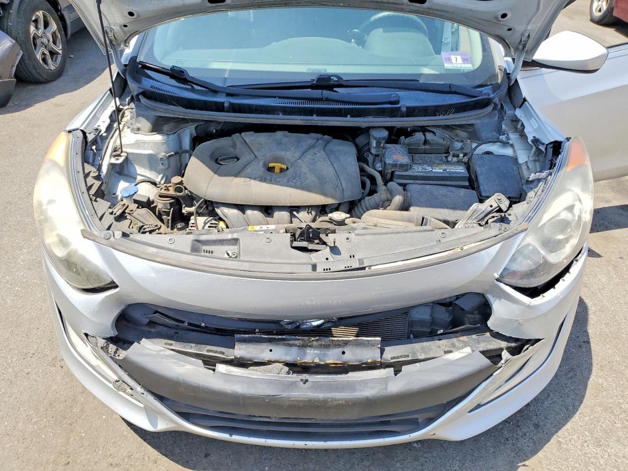 2013 Hyundai Elantra Gt Base Silver vin: KMHD35LE9DU122721
