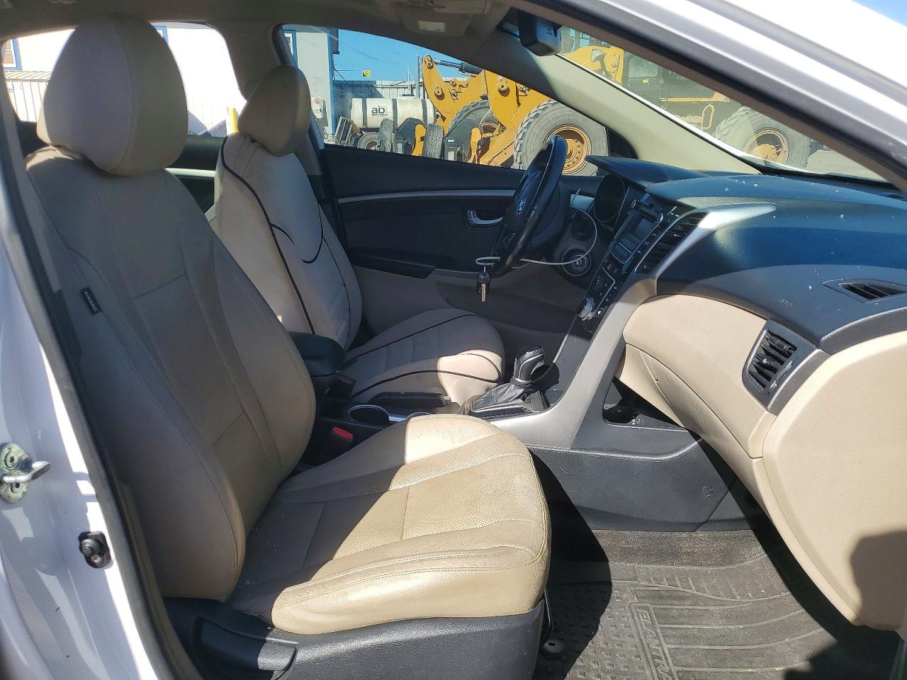 2013 Hyundai Elantra Gt Base White vin: KMHD35LE9DU126283