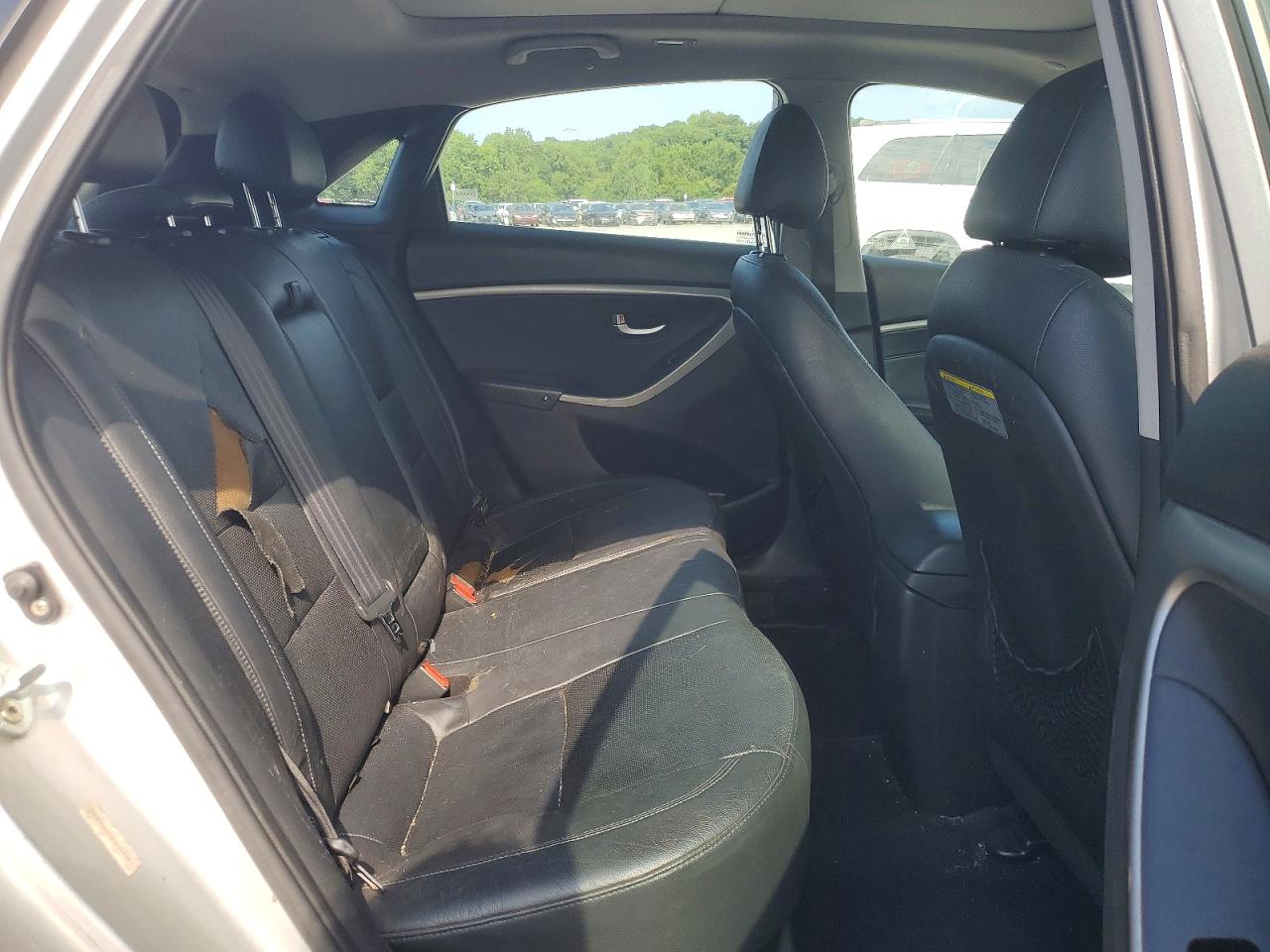 2013 Hyundai Elantra Gt Base Silver vin: KMHD35LEXDU020358