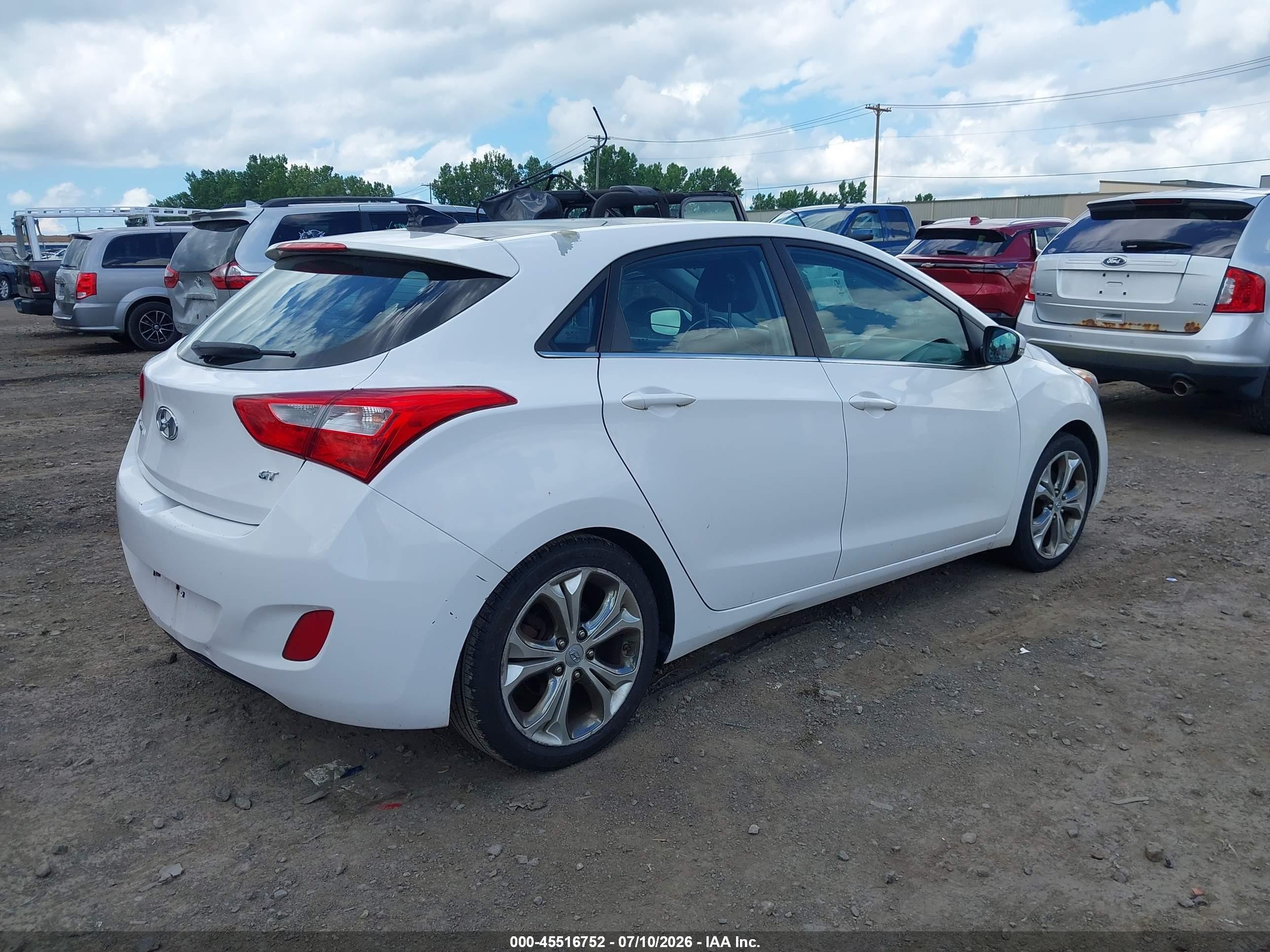 2013 Hyundai Elantra Gt   White vin: KMHD35LEXDU043798