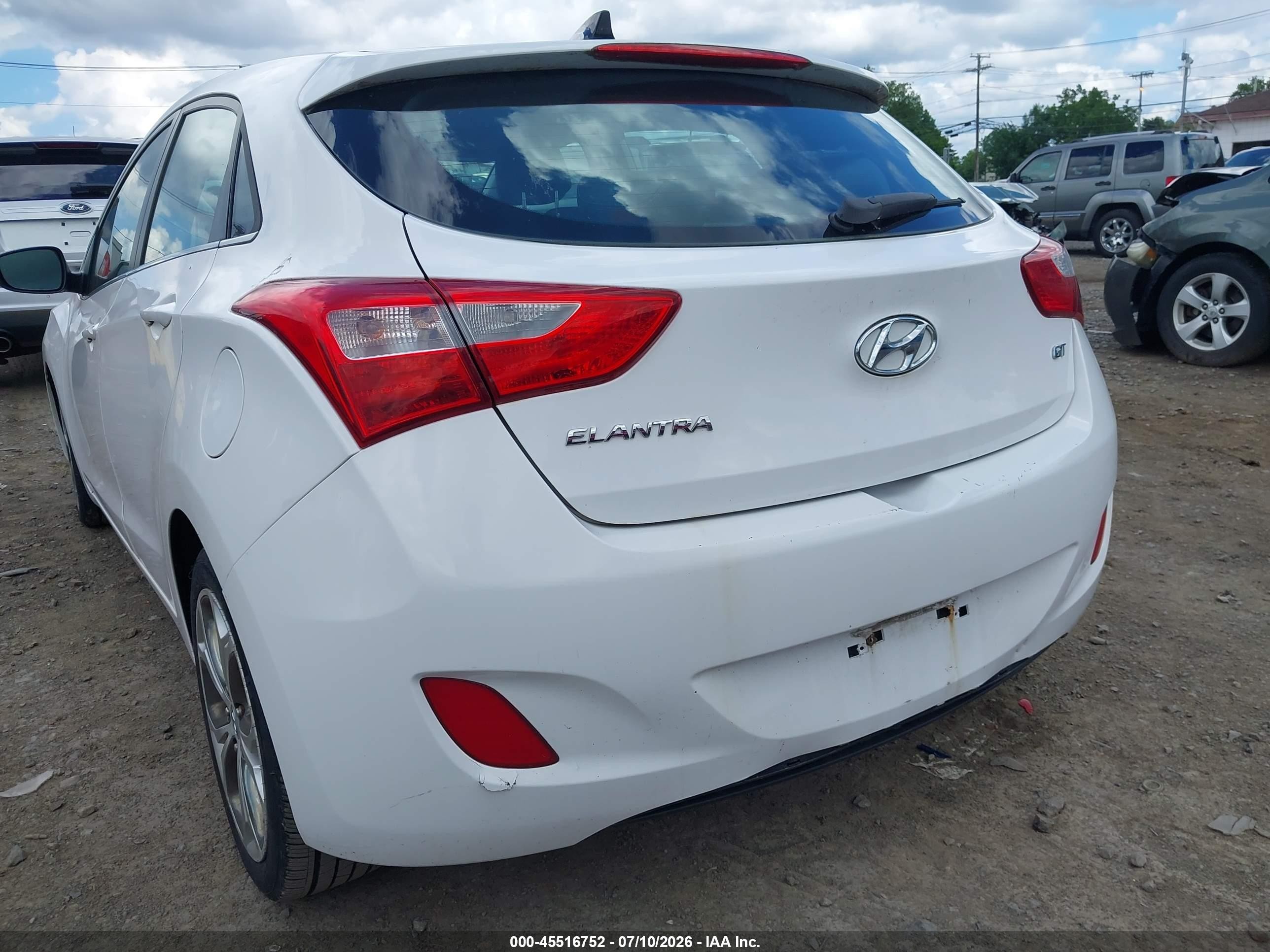 2013 Hyundai Elantra Gt   White vin: KMHD35LEXDU043798