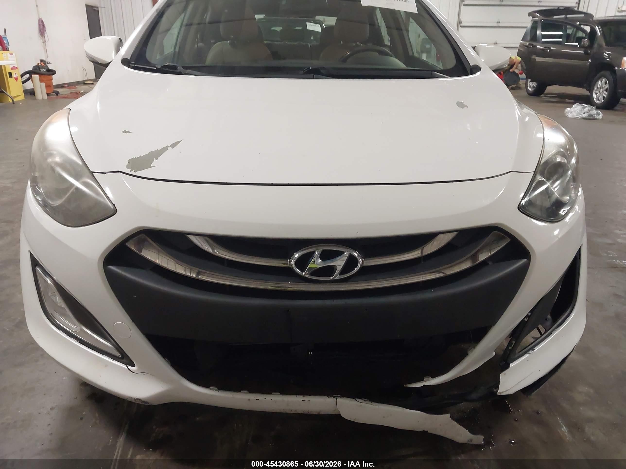 2013 Hyundai Elantra Gt White vin: KMHD35LEXDU104647