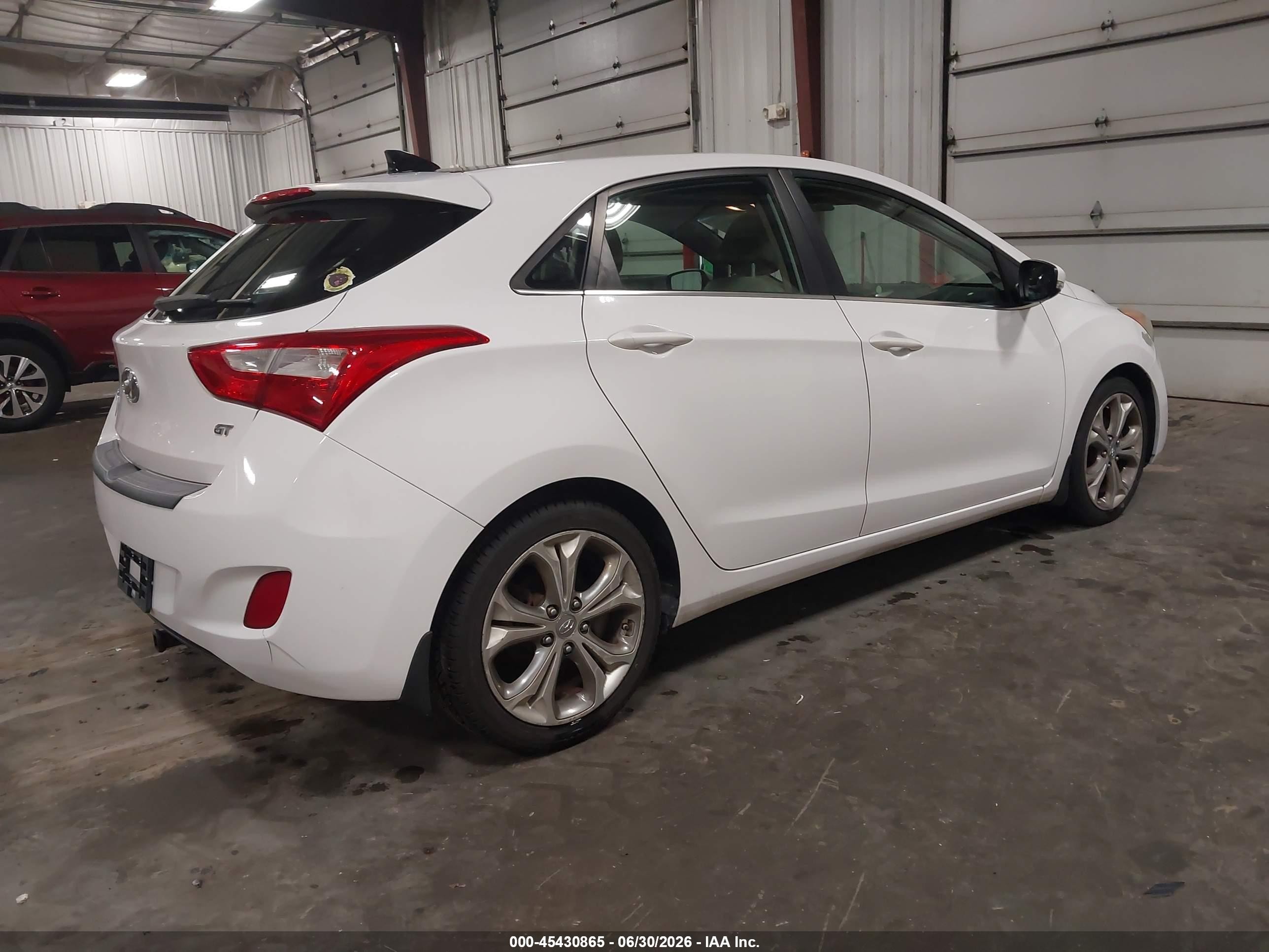 2013 Hyundai Elantra Gt White vin: KMHD35LEXDU104647