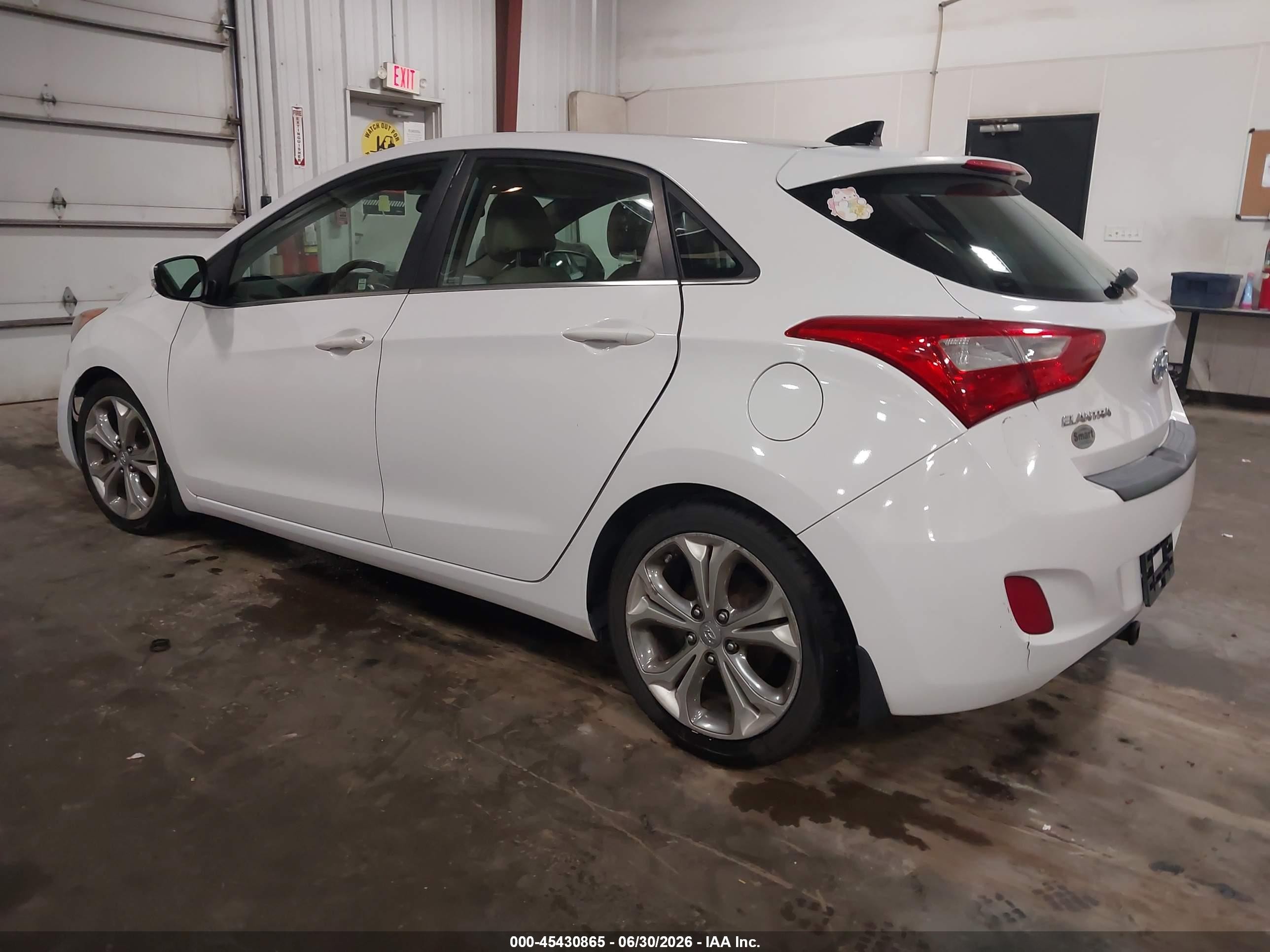 2013 Hyundai Elantra Gt White vin: KMHD35LEXDU104647