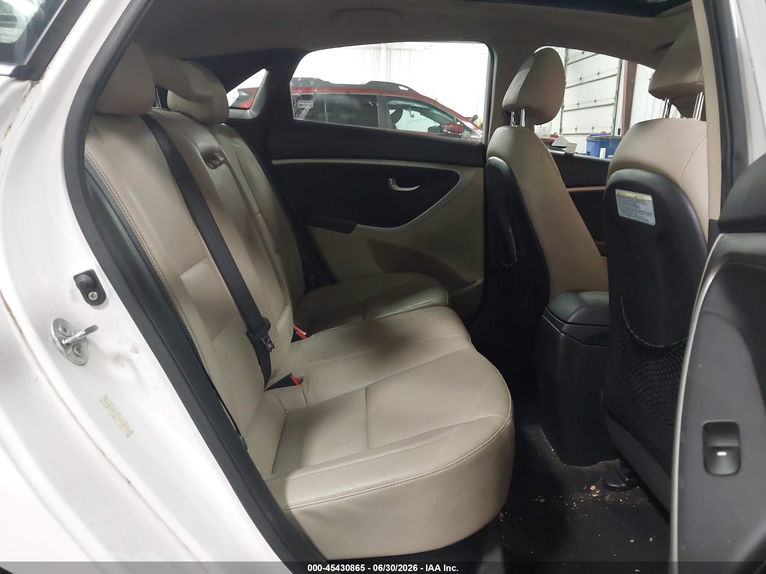 2013 Hyundai Elantra Gt White vin: KMHD35LEXDU104647