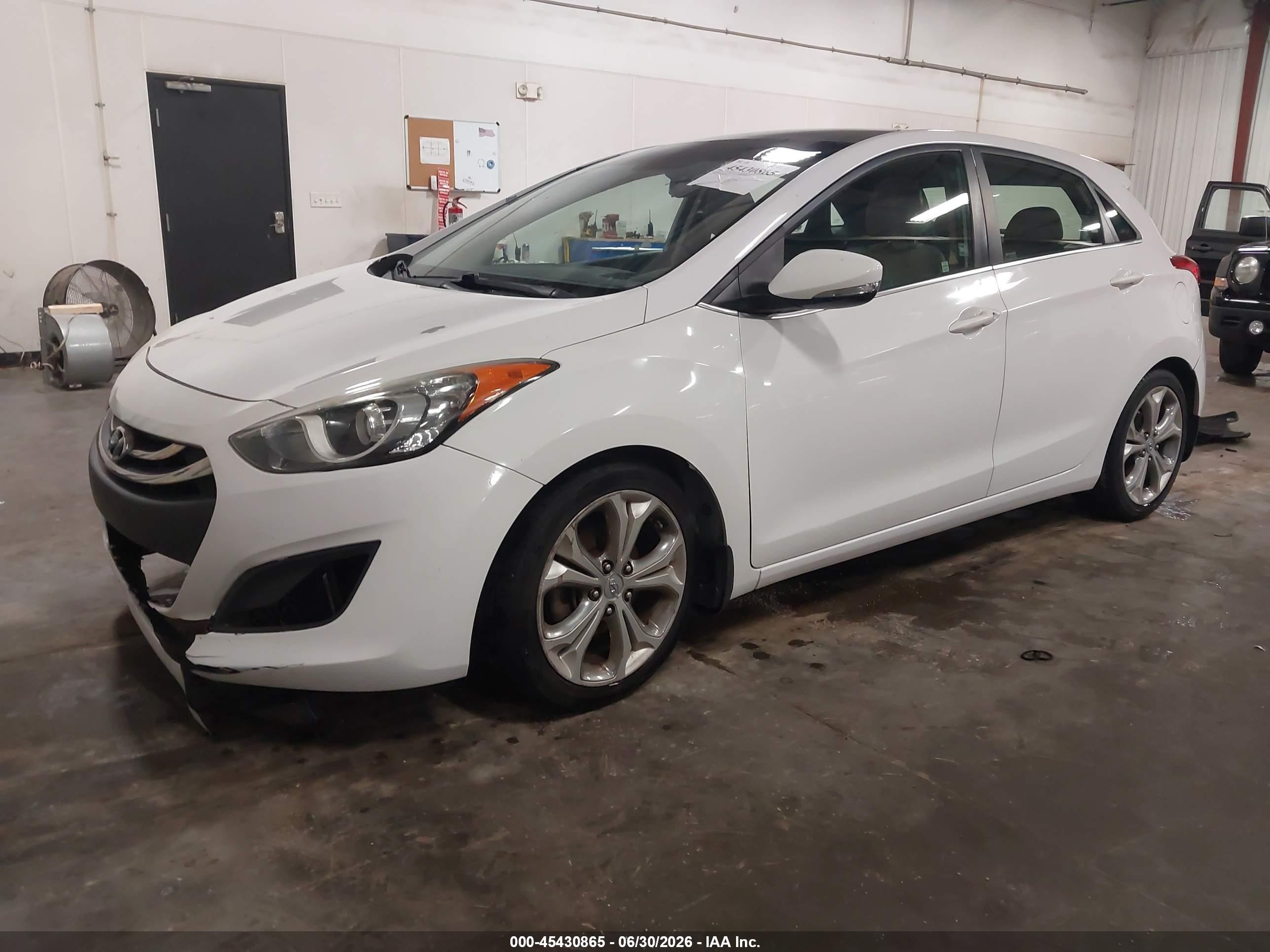 2013 Hyundai Elantra Gt White vin: KMHD35LEXDU104647